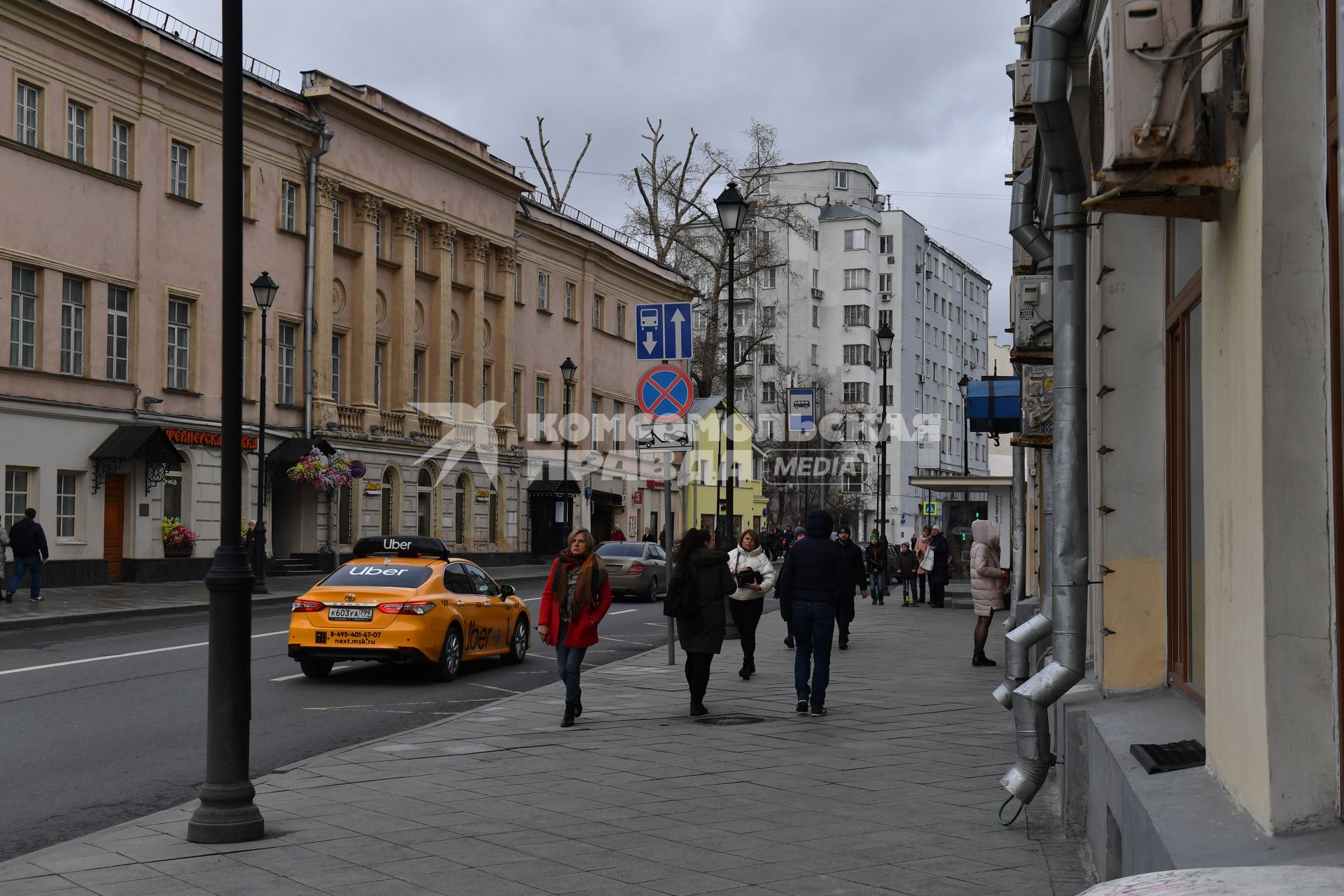 Москва. Горожане на одной из улиц города.