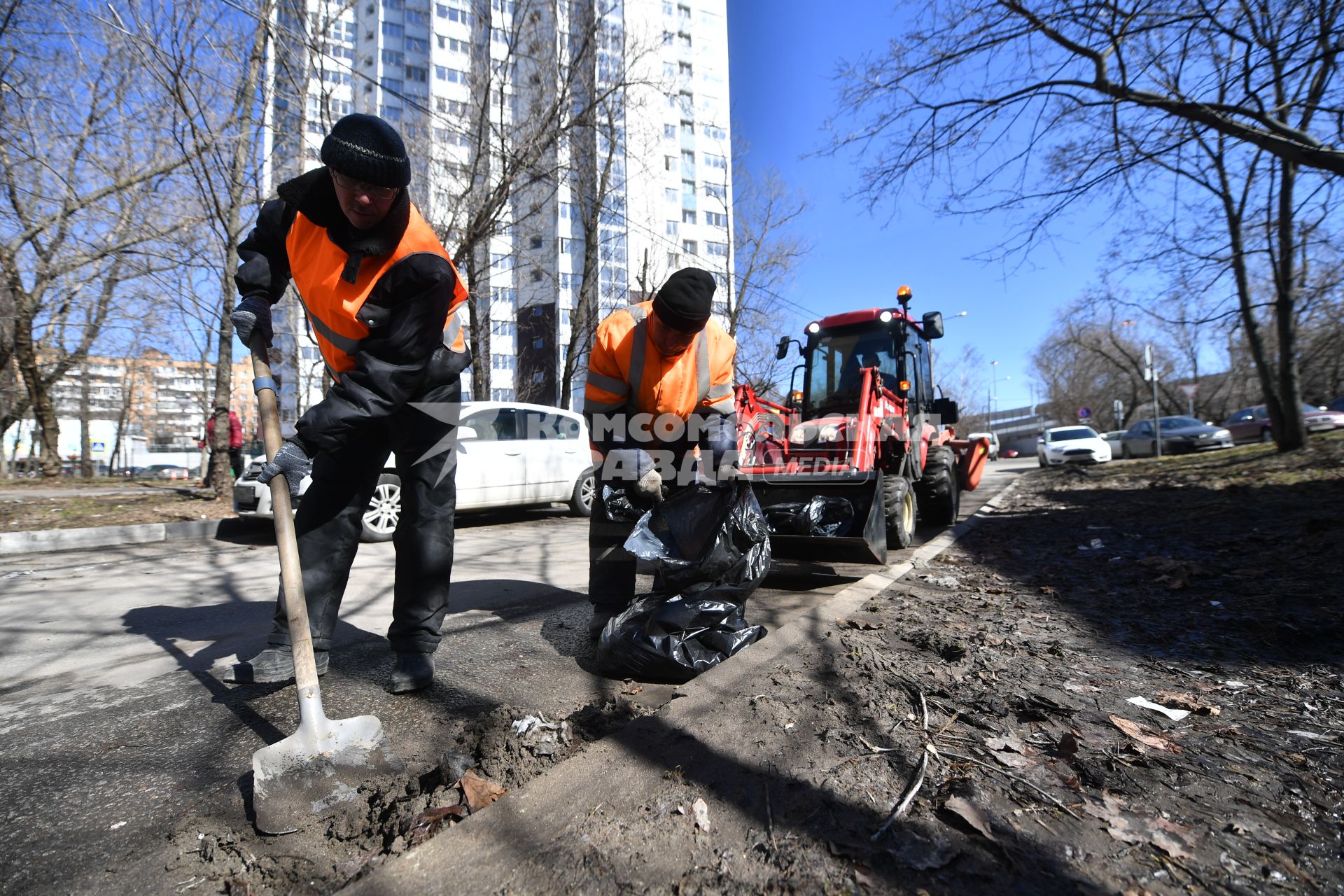 Московская область. Обитатели приюта для бездомных `Теплый прием` работают в коммунальных службах города.