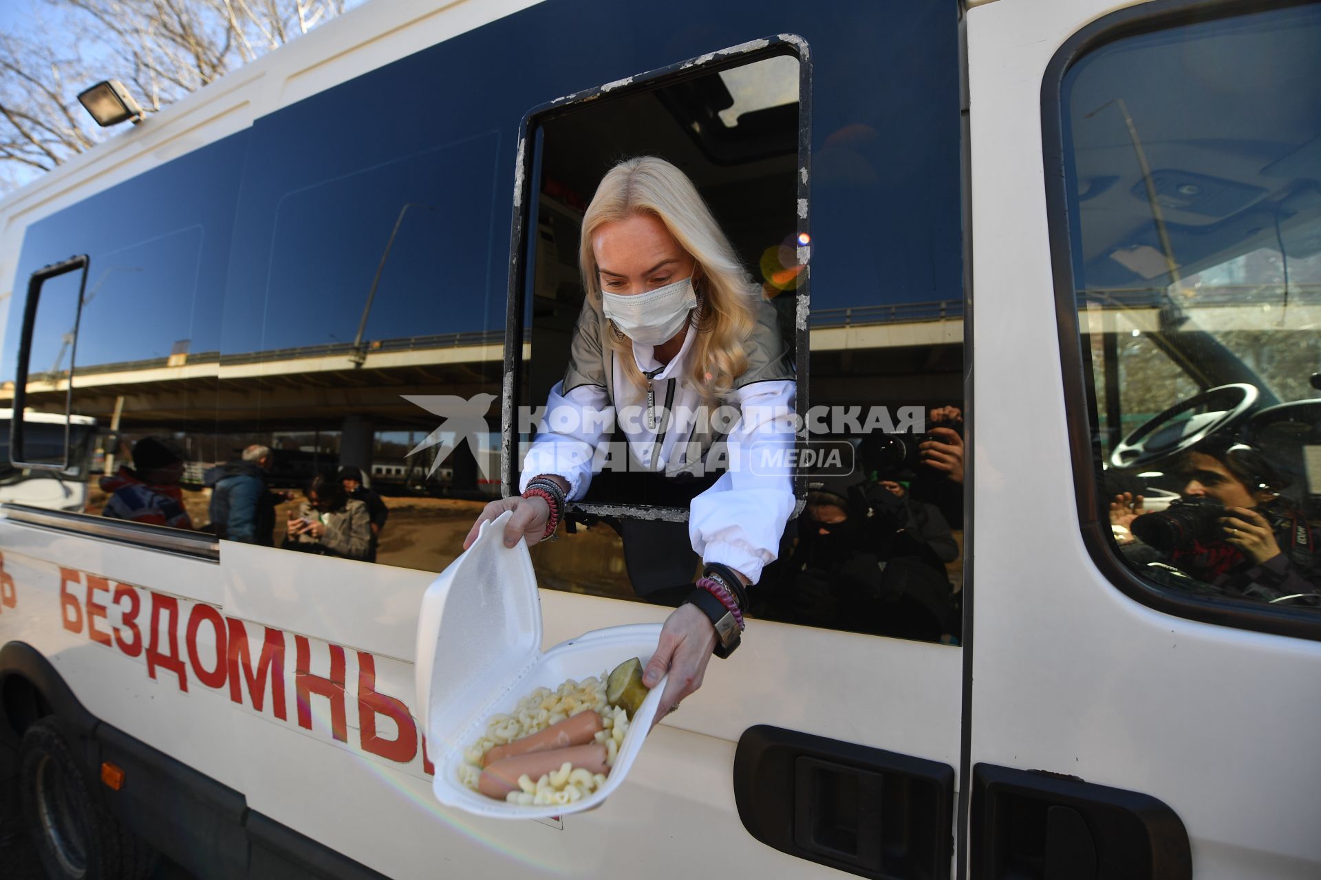 Московская область. Сотрудница  приюта для бездомных `Теплый прием` Юлия Каганер
 раздает бесплатные обеды бездомным.