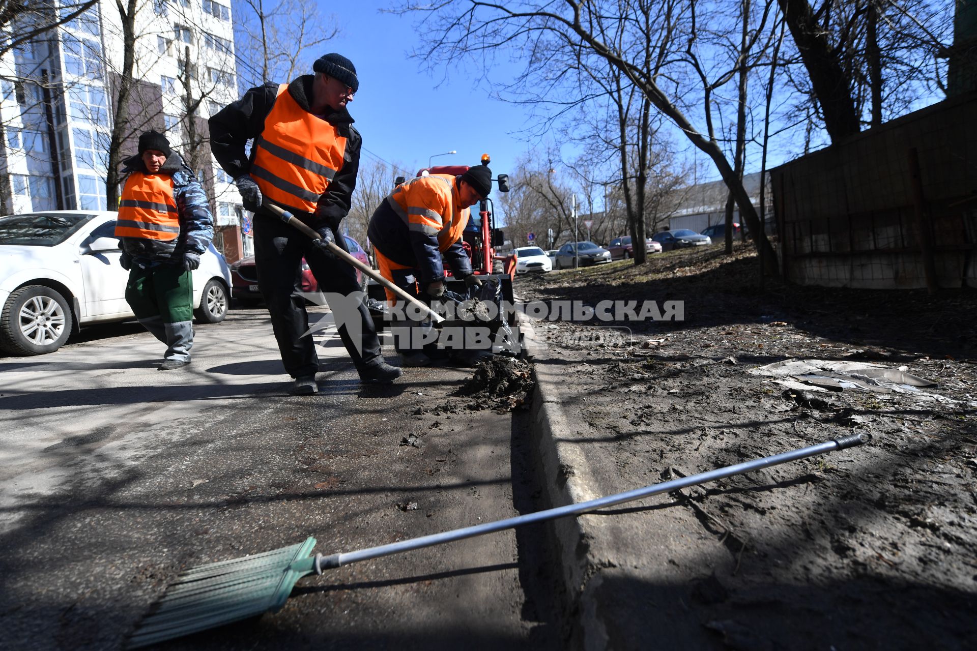 Московская область. Обитатели приюта для бездомных `Теплый прием` работают в коммунальных службах города.