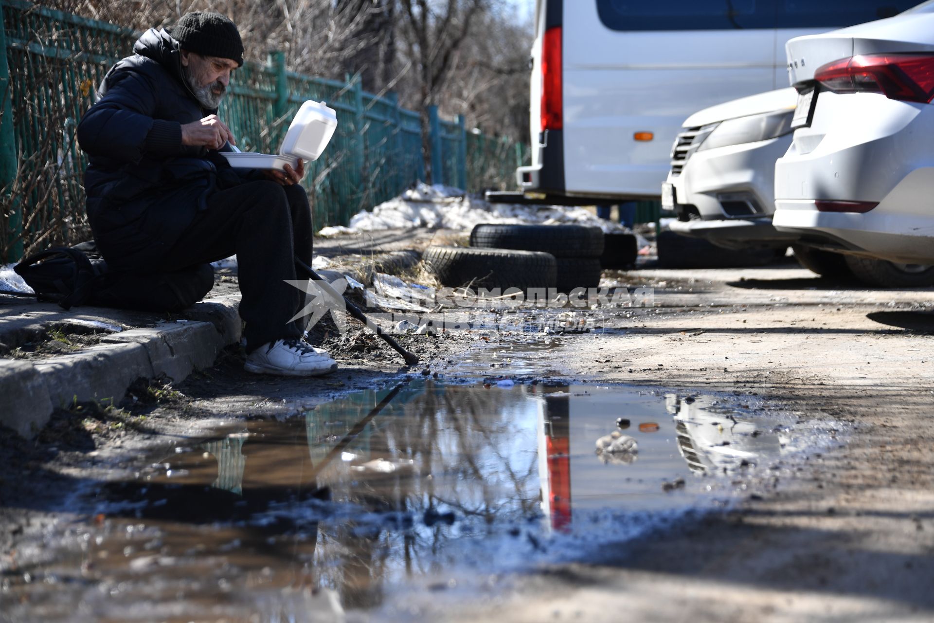 Московская область. Сотрудники приюта для бездомных `Теплый прием`  раздают бесплатные обеды бездомным.