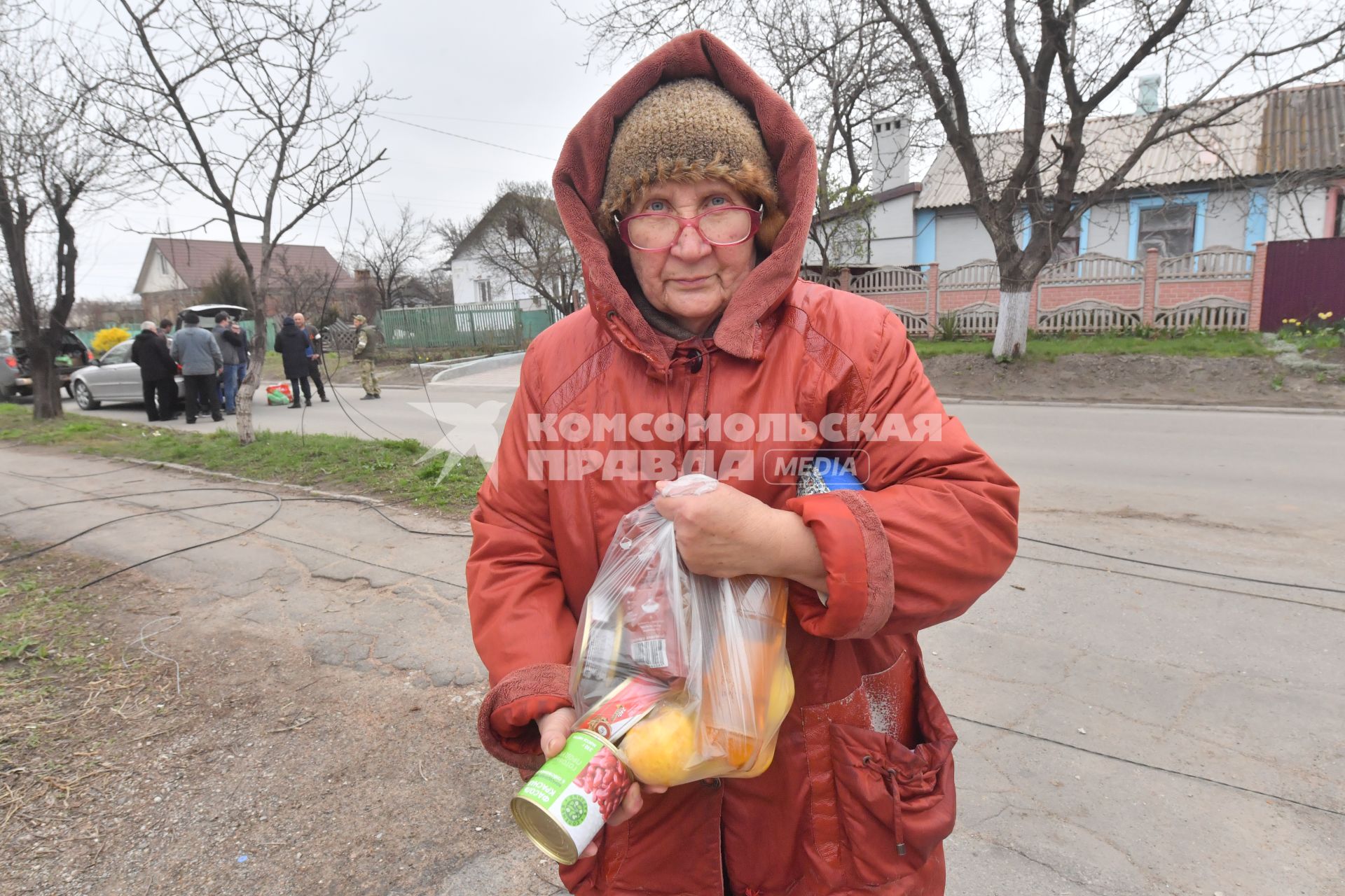 Украина. г.Мариуполь. Местные жители получают гуманитарную помощь.