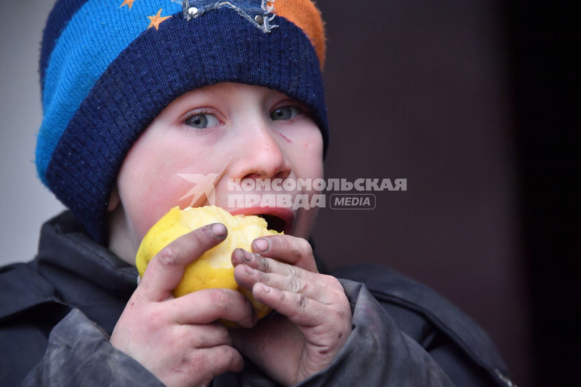 Украина. г.Мариуполь. Раздача гуманитарной помощи местным жителям. Мальчик ест яблоко.