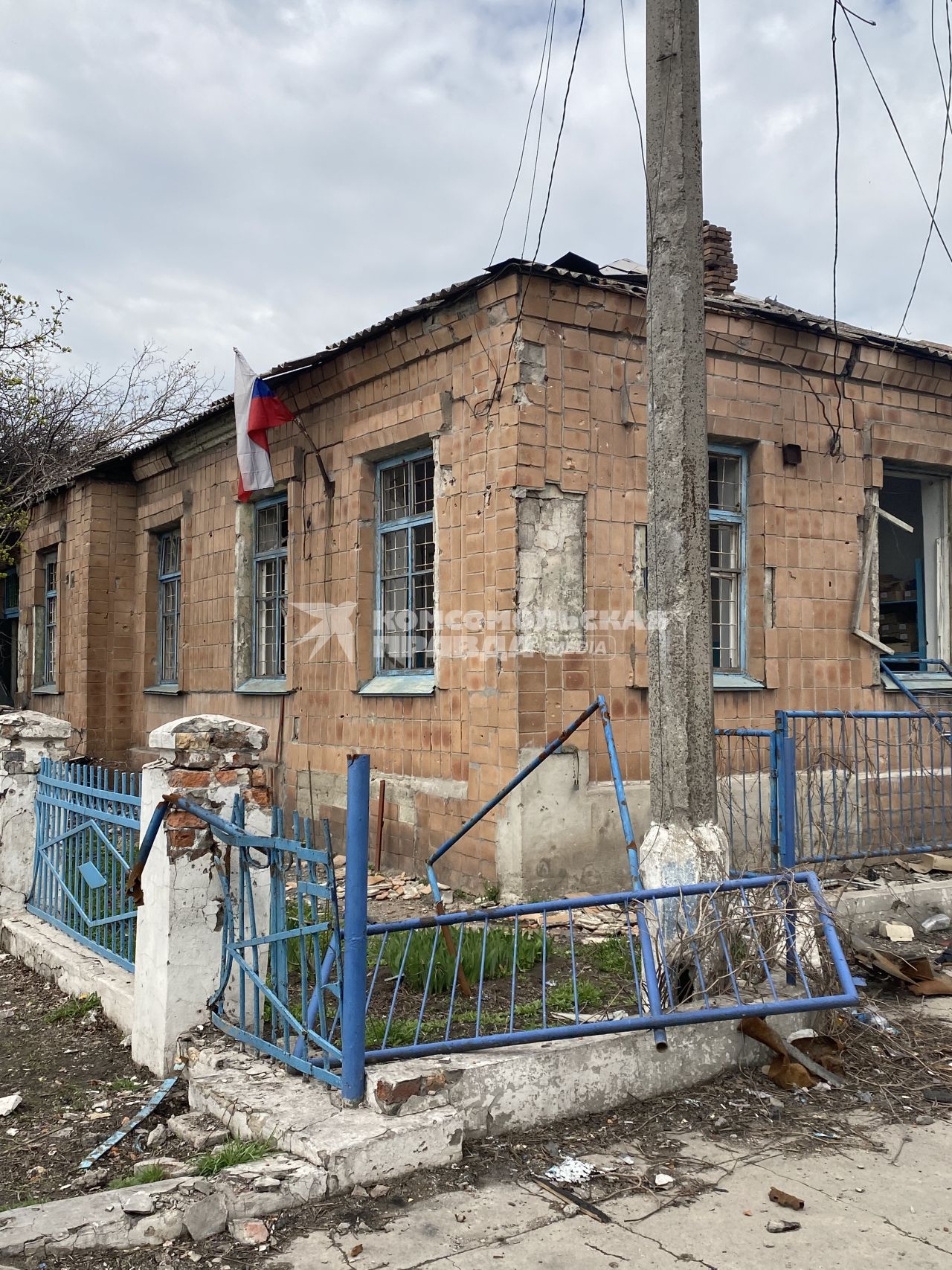 Донецкая область. г.Мариуполь. Российский флаг на фасаде здания.