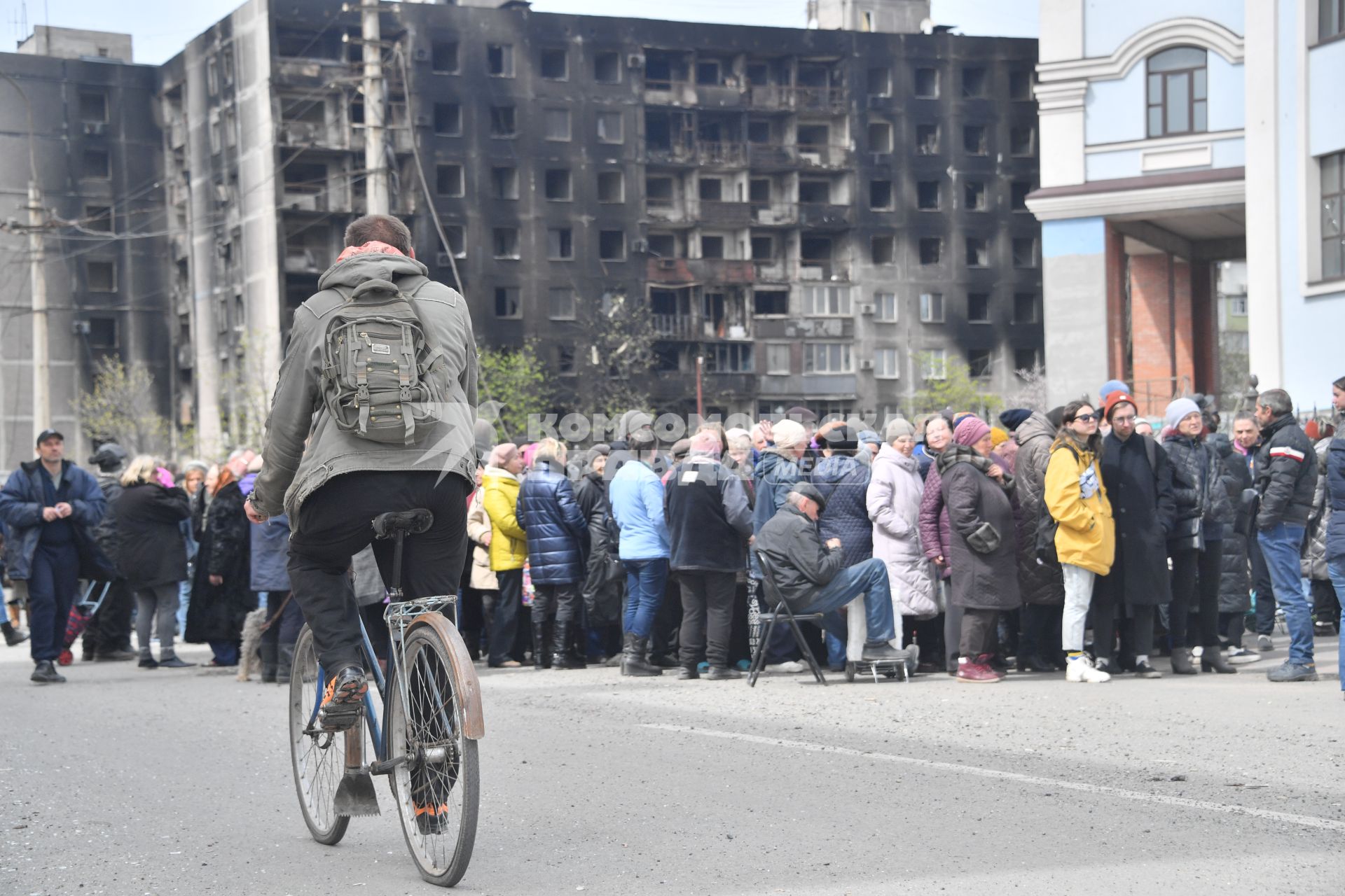 Донецкая область. г. Мариуполь.  Очередь у храма Покрова Божьей МАтери за гуманитарной помощью.