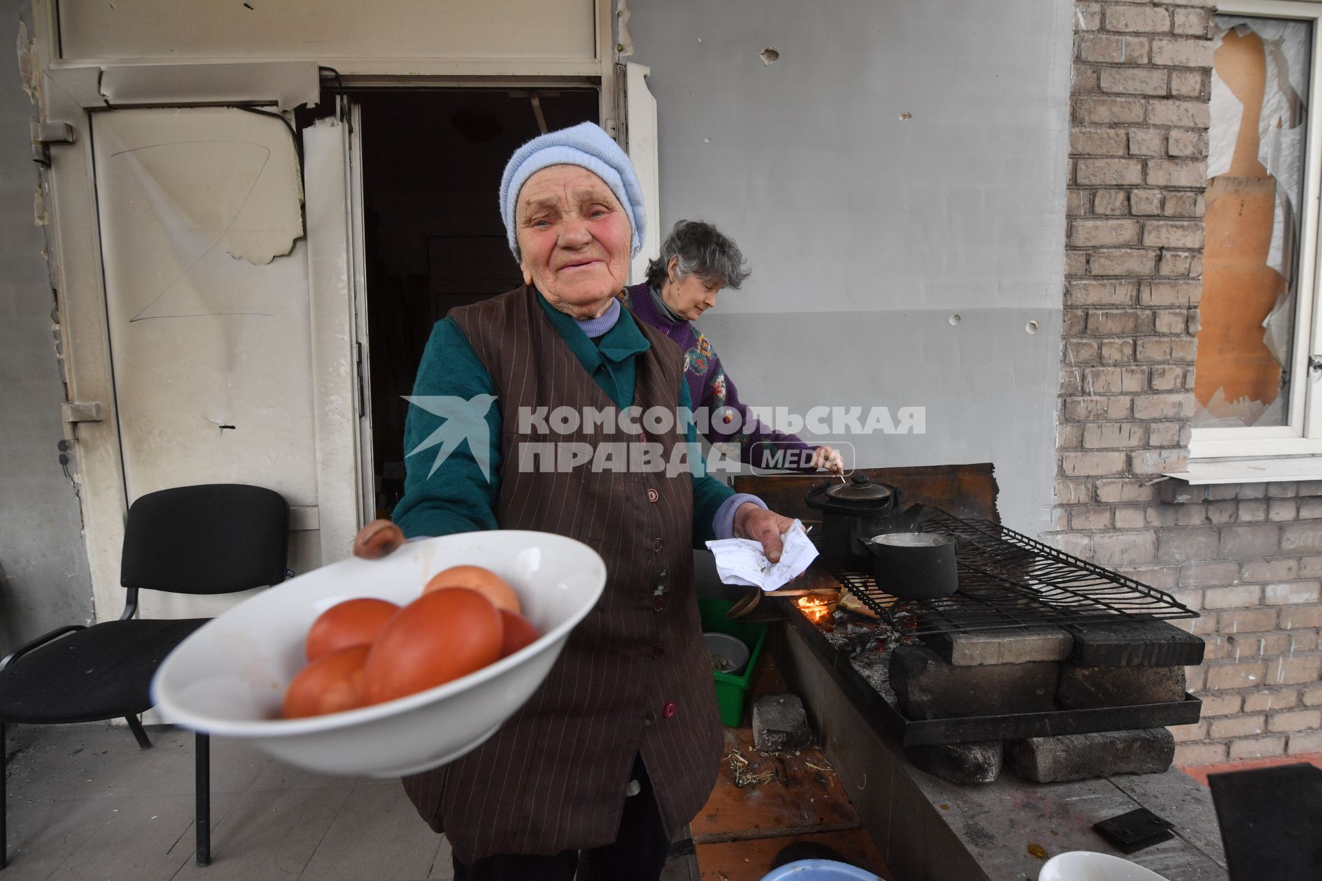 Донецкая область. г. Мариуполь.  Бабушка Оля угощает крашенным  к Пасхе  яйцом.