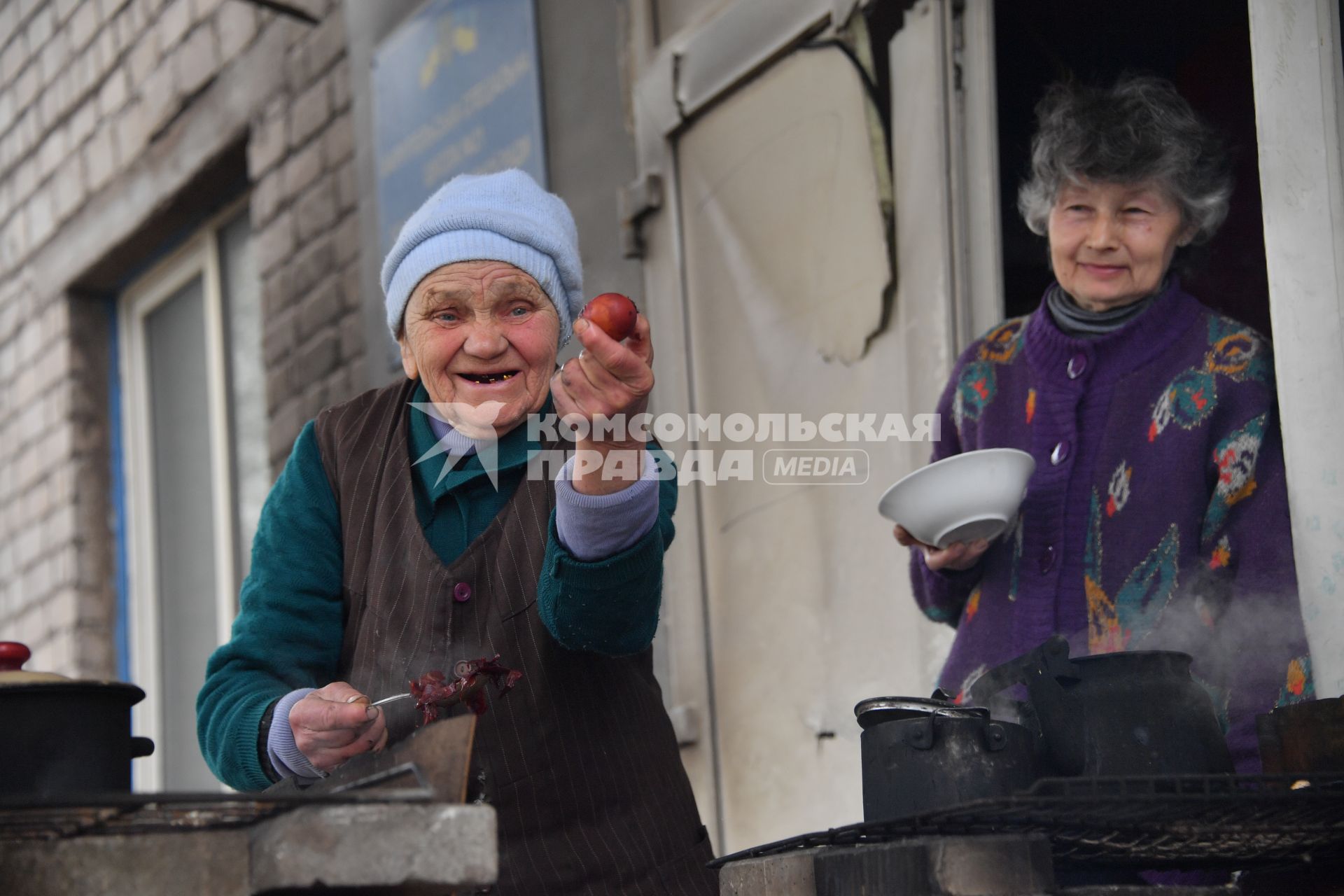 Донецкая область. г. Мариуполь.  Бабушка Оля угощает крашенным  к Пасхе  яйцом.