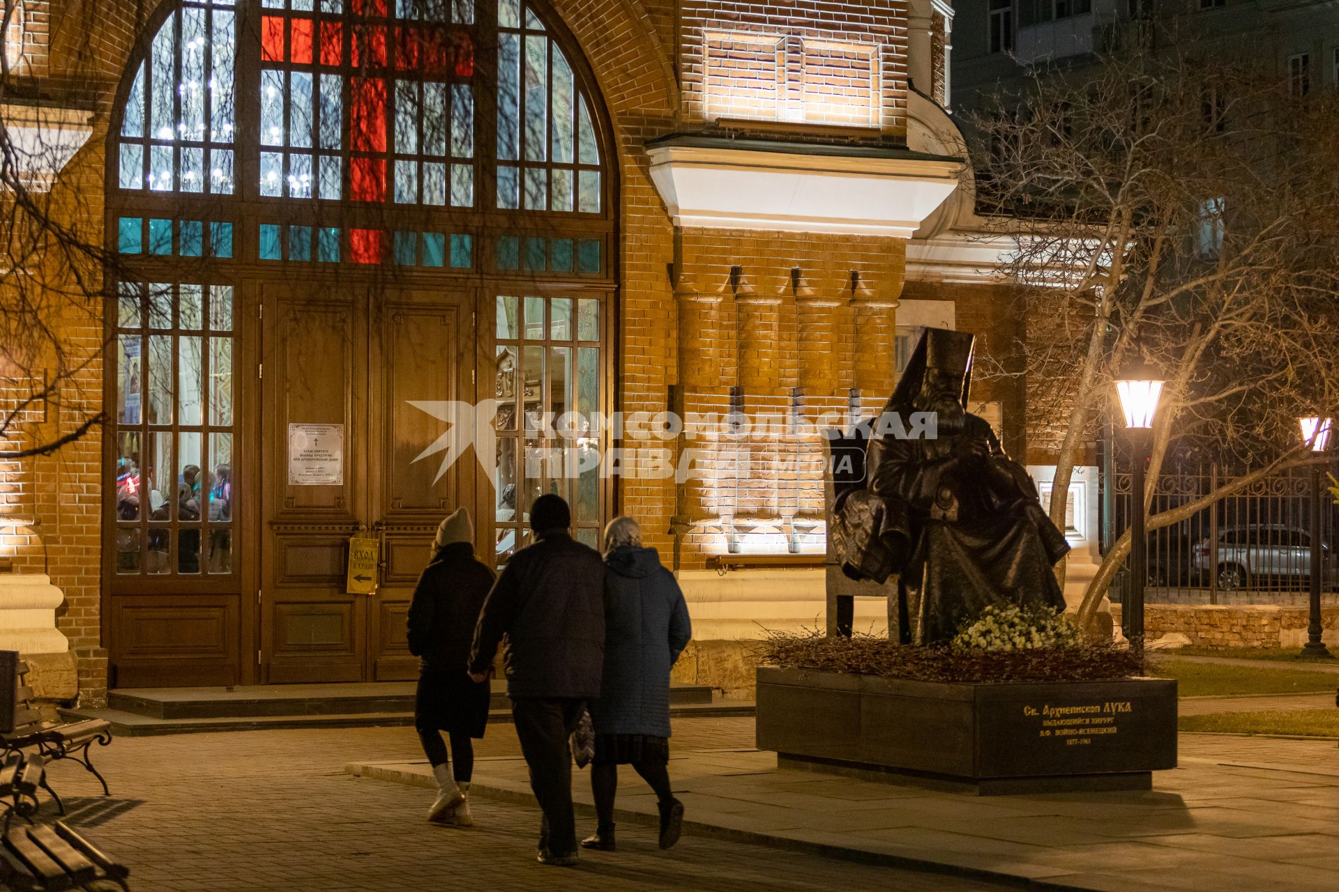 Красноярск. Памятник архиепископу Луке у храма св. Иоанна Предтечи.