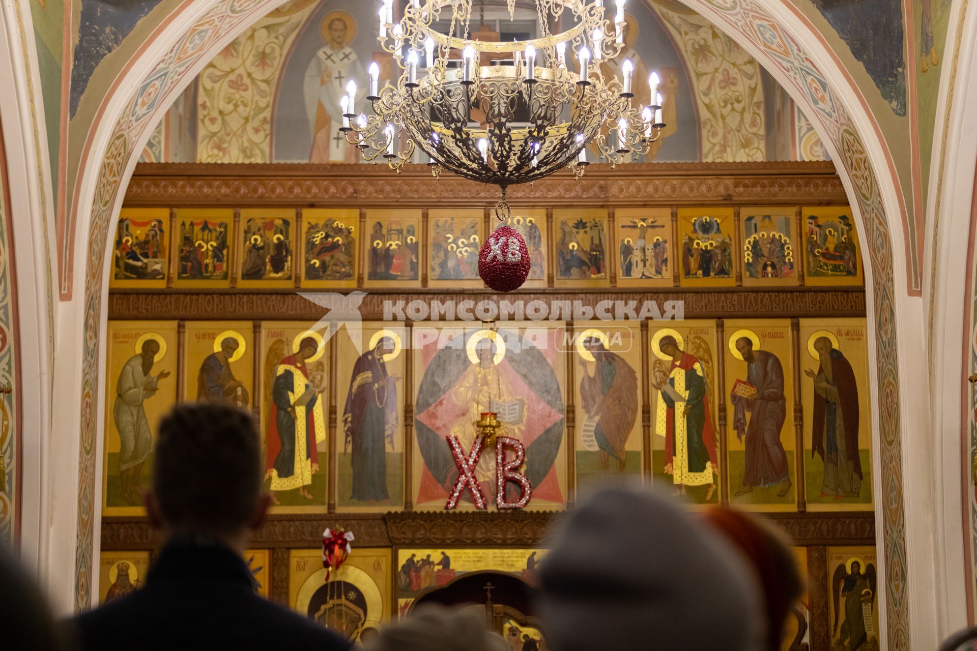 Красноярск. Верующие на пасхальном богослужении в храме св. Иоанна Предтечи.