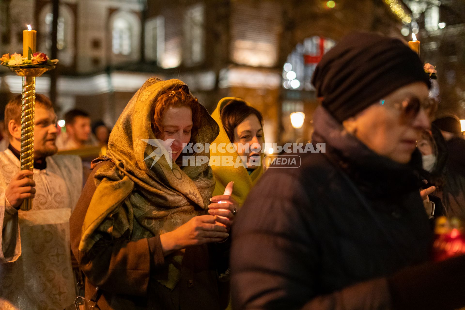 Красноярск. Верующие во время крестного хода в рамках пасхальной службы в храме св. Иоанна Предтечи.