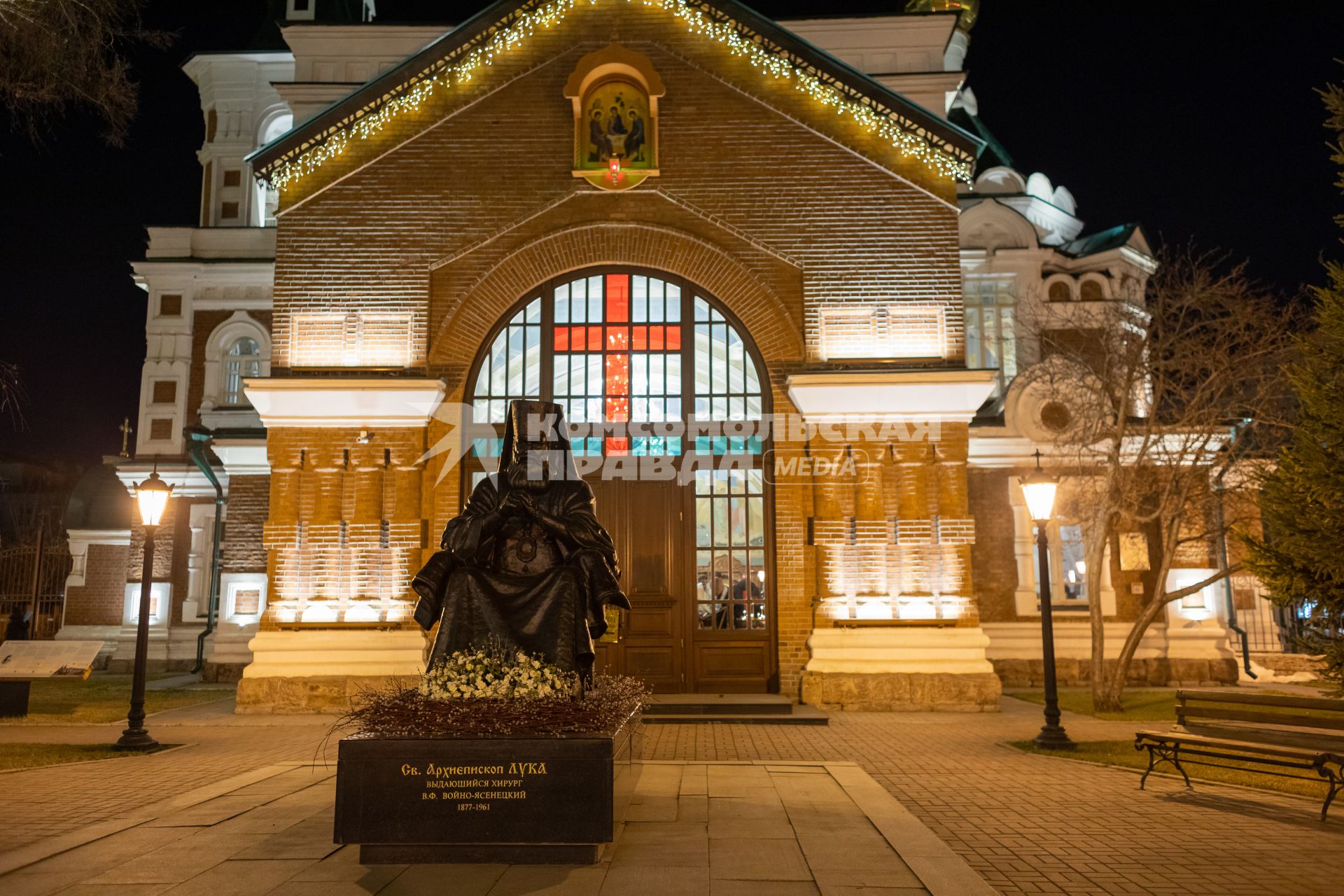 Красноярск. Памятник архиепископу Луке у храма св. Иоанна Предтечи.