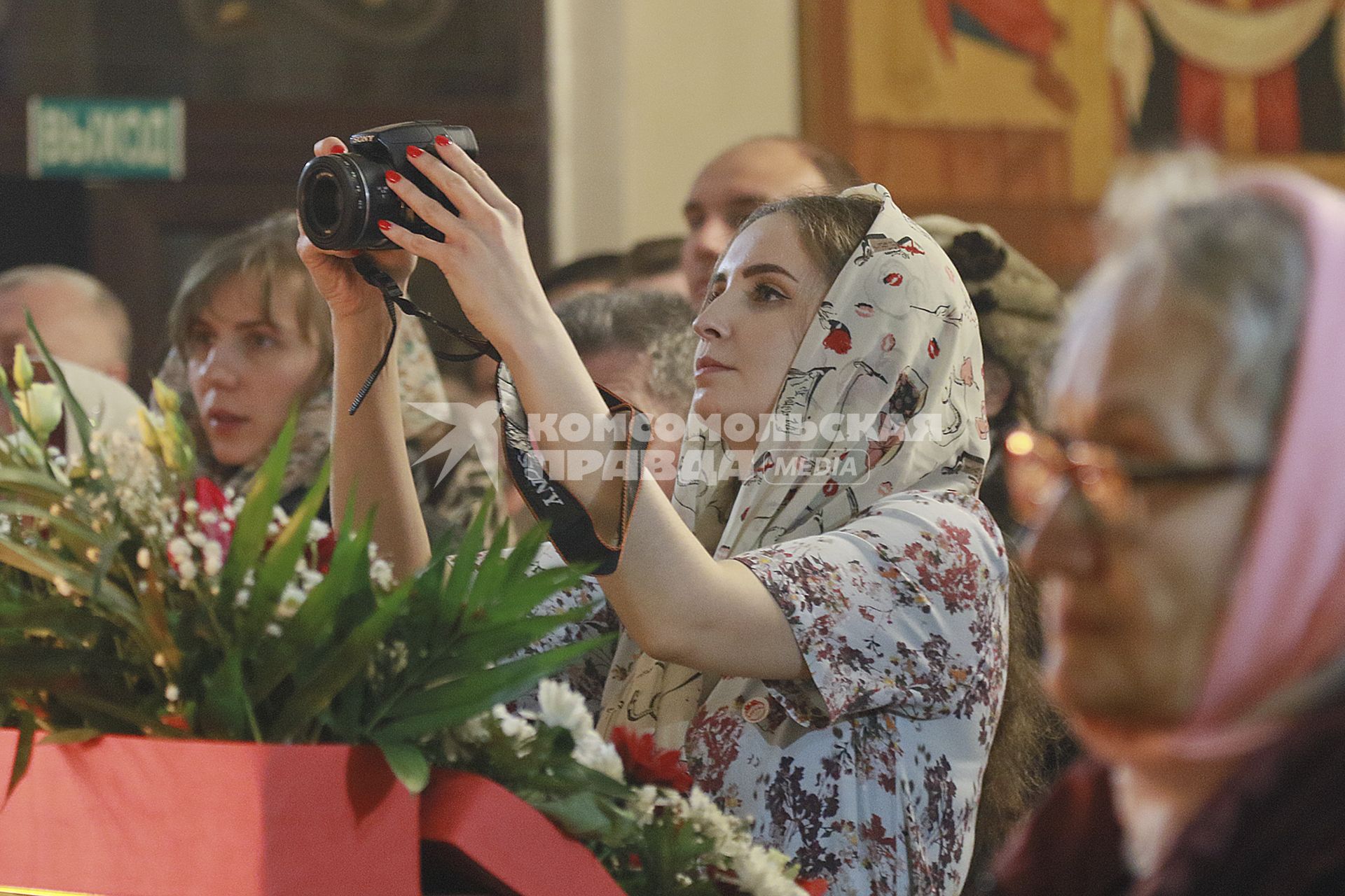 Барнаул. Верующие на пасхальном богослужении в церкви.
