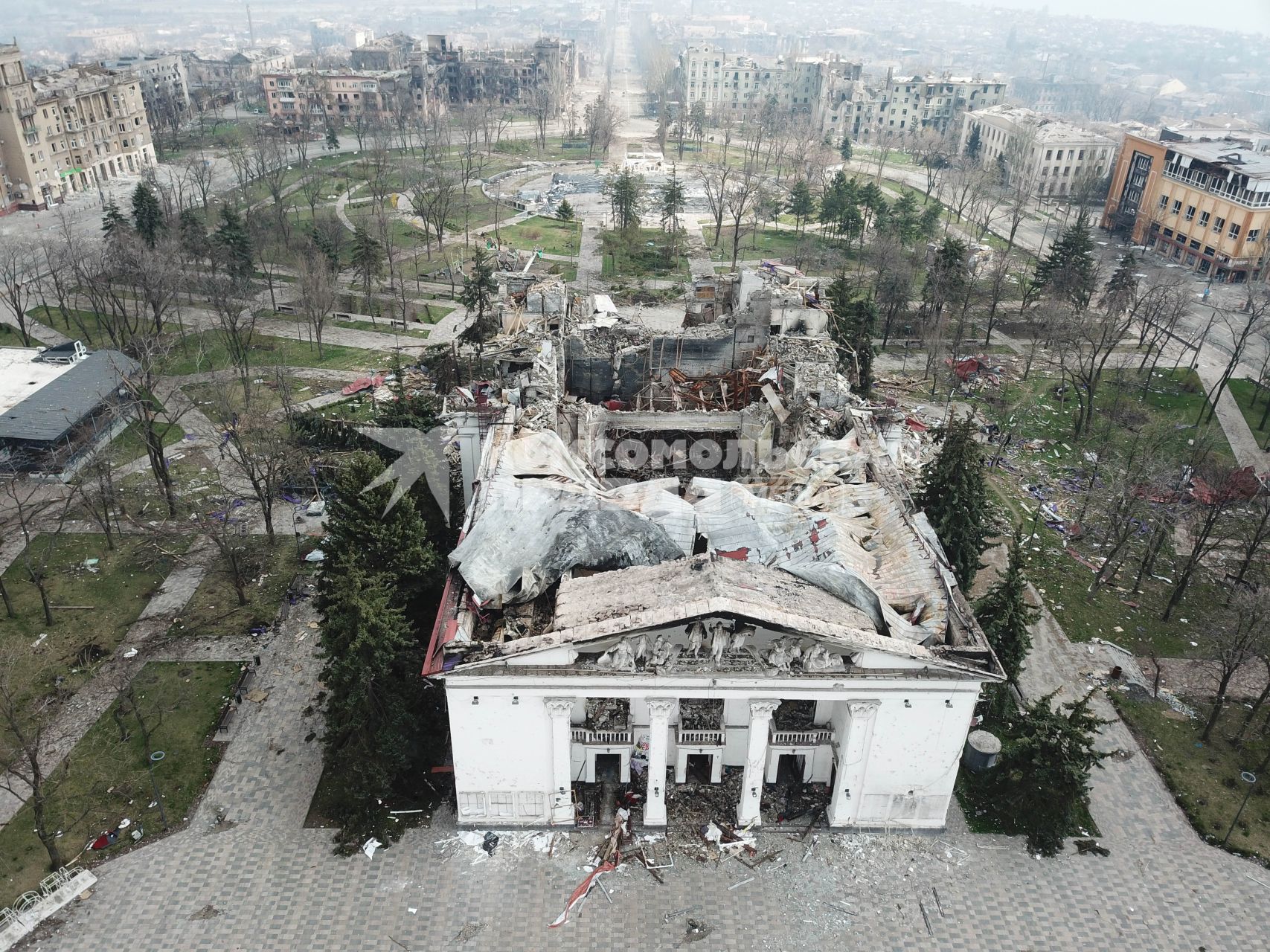 Донецкая область. г. Мариуполь.   Вид сверху на разрушенный центр города после боев.