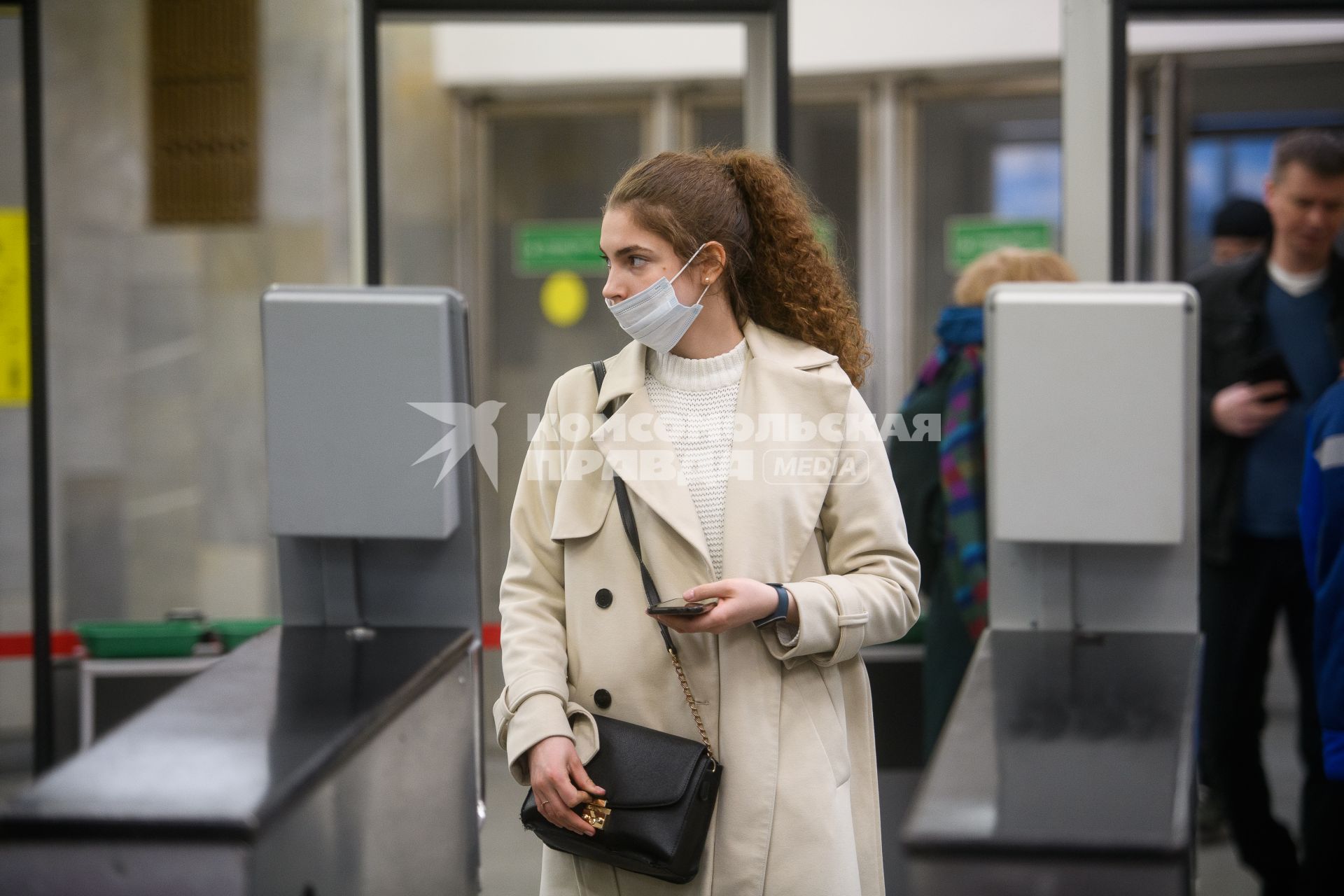 Екатеринбург. Женщина оплачивает проезд в метро