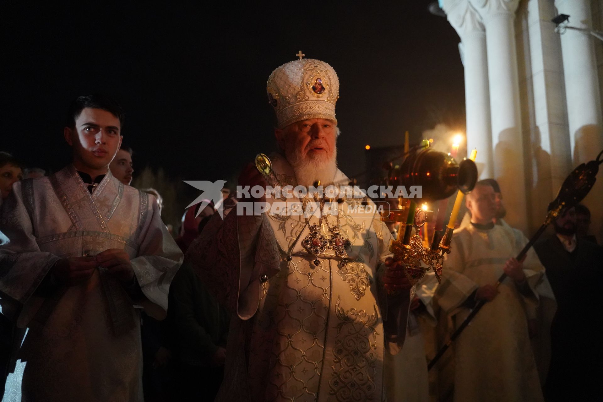 Самара. Верующие и священнослужители во время пасхальной службы в церкви.