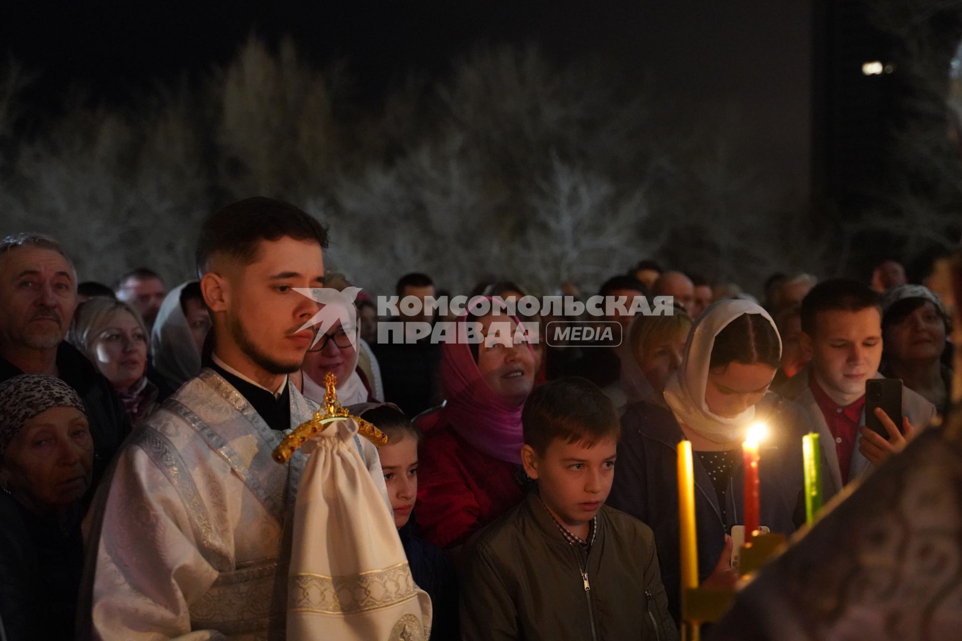 Самара. Верующие и священнослужитель во время пасхальной службы в церкви.