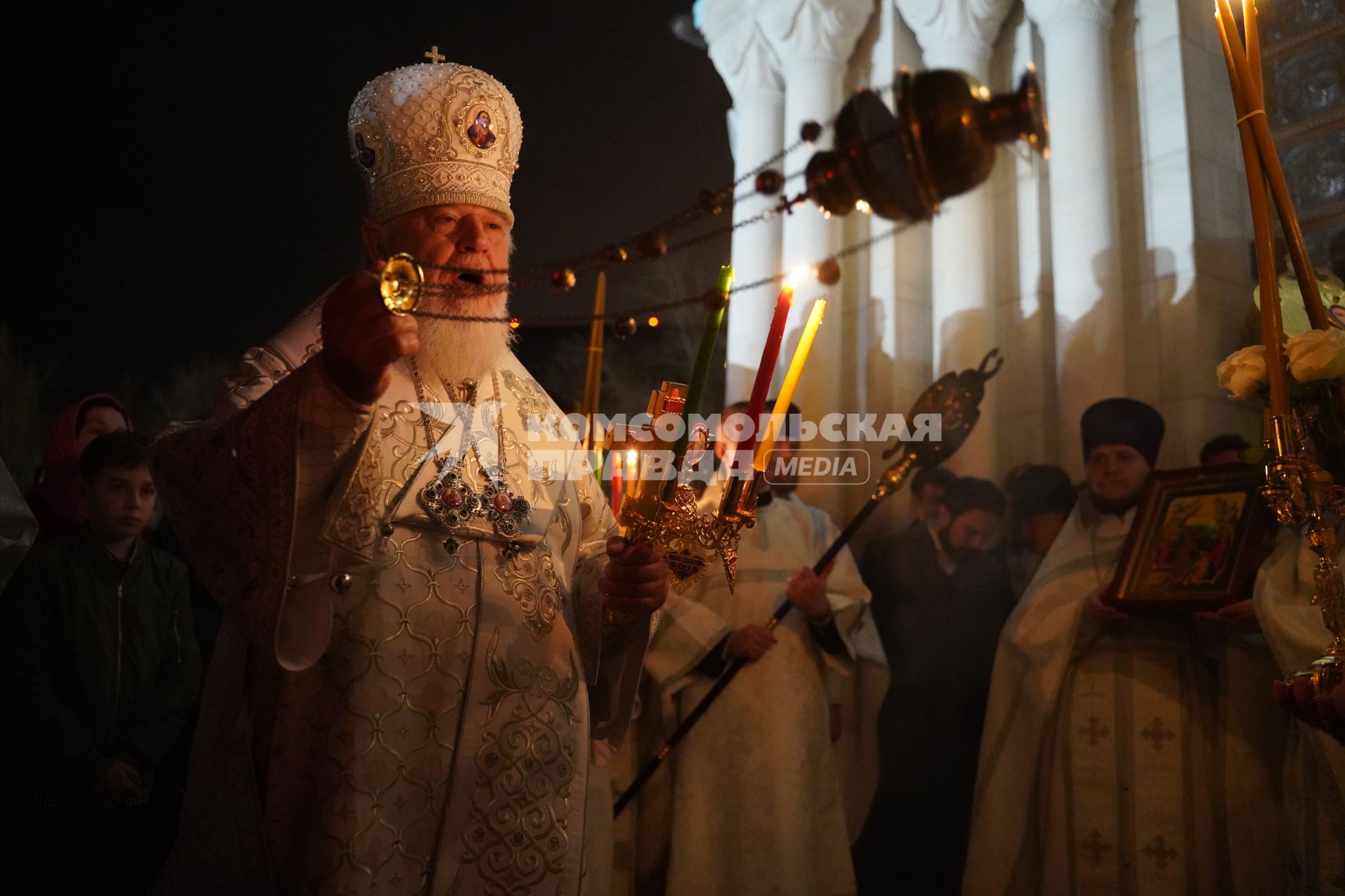 Самара. Верующие и священнослужители во время пасхальной службы в церкви.