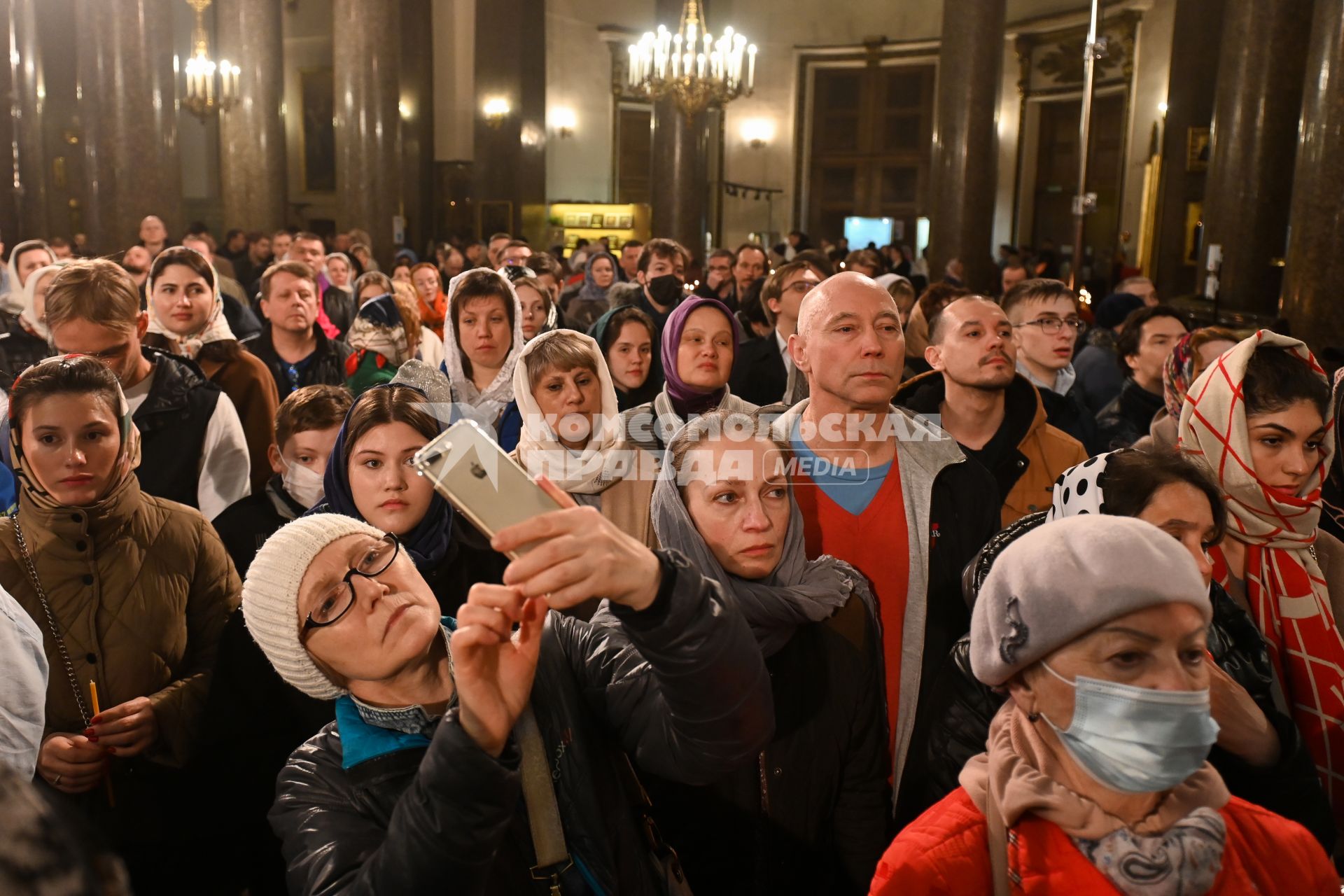 Санкт-Петербург. Верующие во время праздничного пасхального богослужения в Казанском кафедральном соборе.