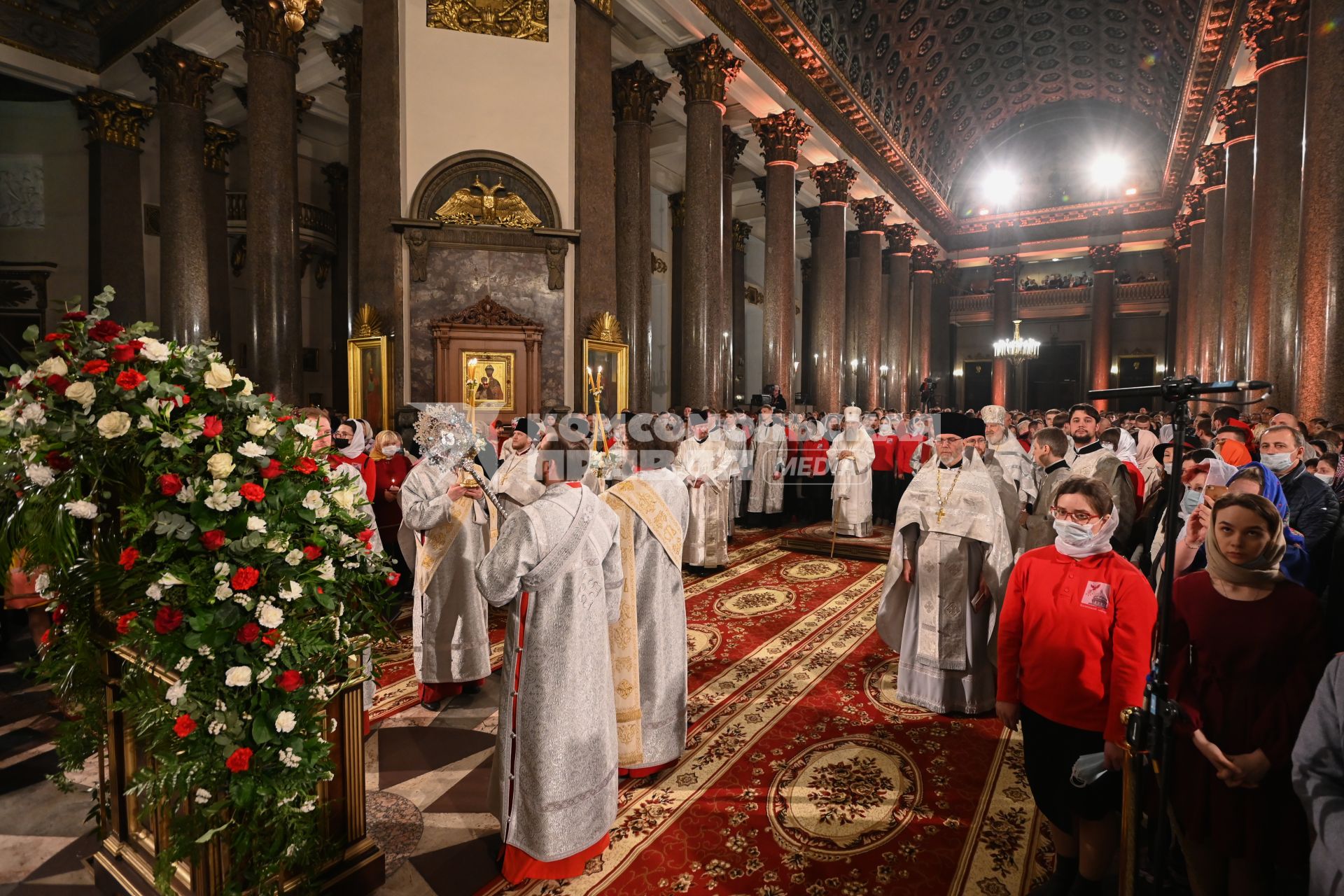 Санкт-Петербург. Священнослужители во время праздничного пасхального богослужения в Казанском кафедральном соборе.