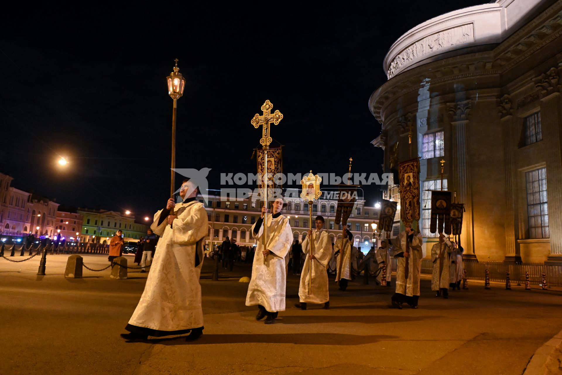 Санкт-Петербург. Пасхальное богослужение в Казанском кафедральном соборе. Священнослужители и верующие во время крестного хода у собора.