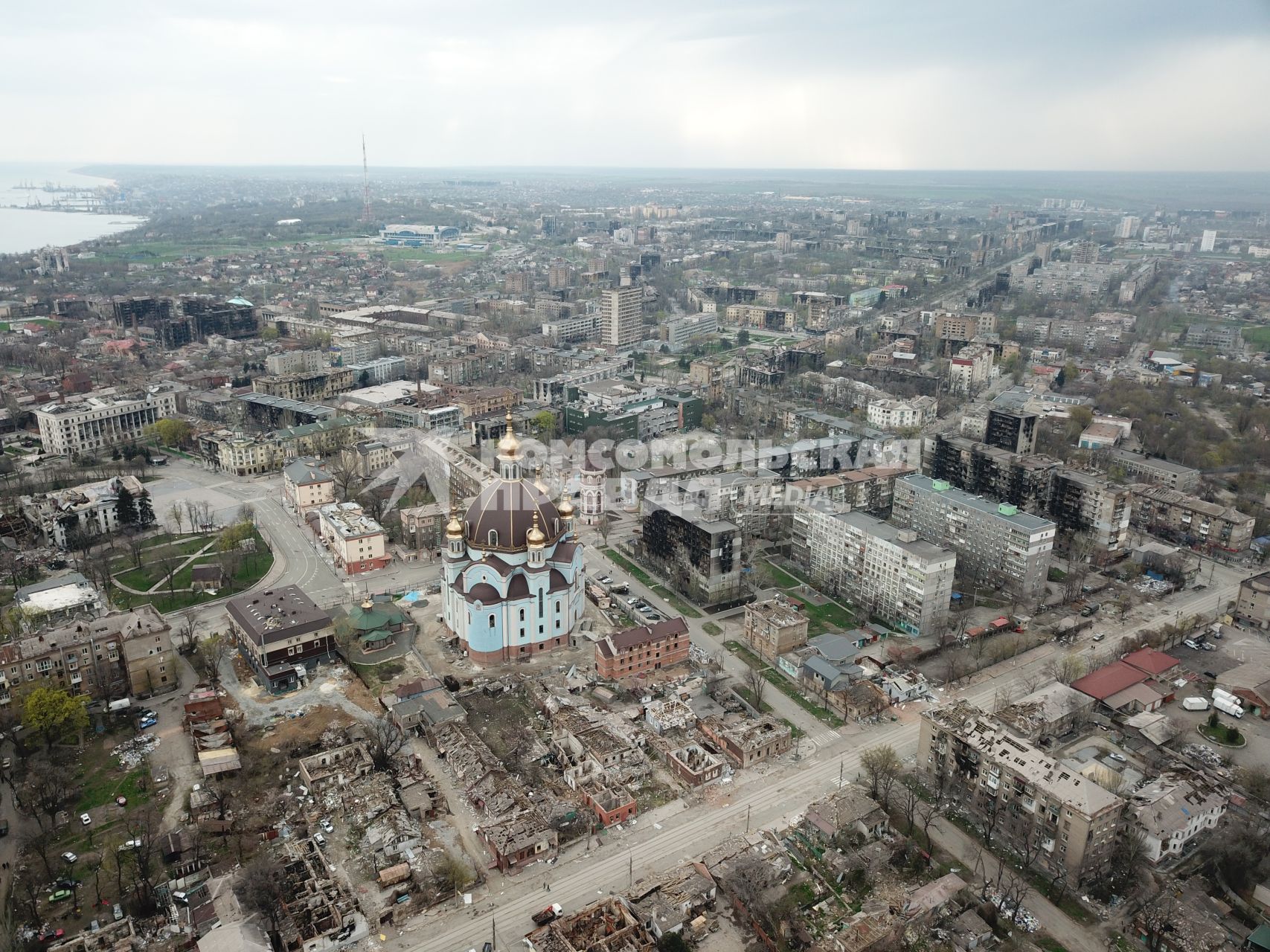 Донецкая область. г.Мариуполь. Вид разрушенного города с высоты . Храма Покрова Божьей матери.