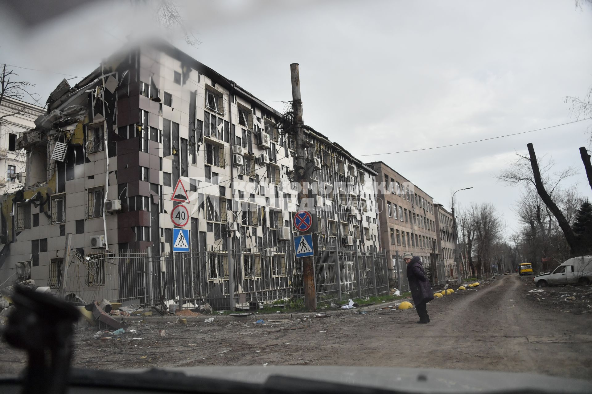 Донецкая область. г.Мариуполь. Жители города у разрушенных домов.