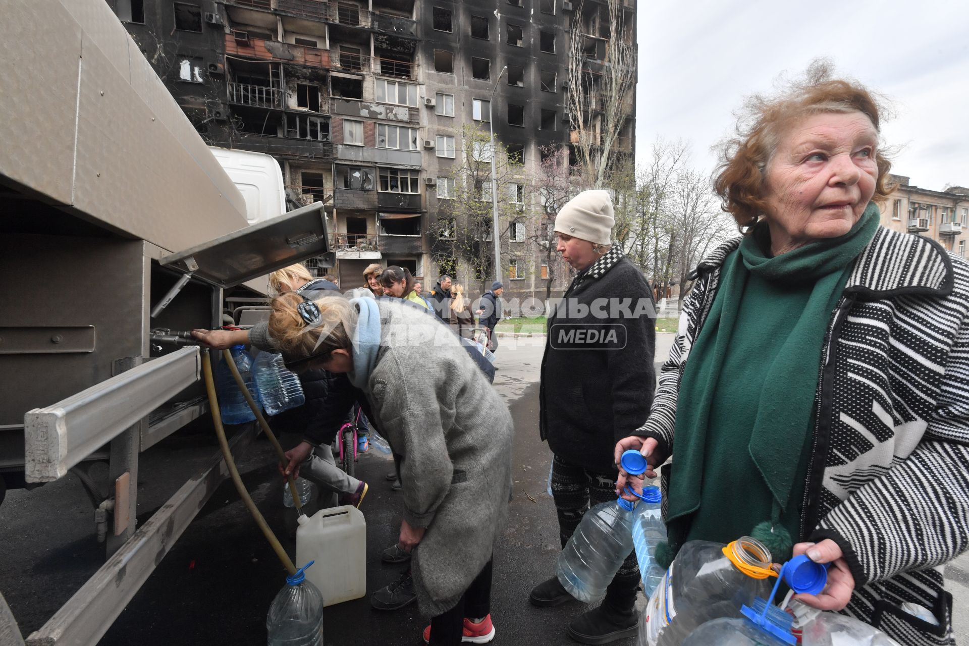 Донецкая область. г.Мариуполь. Жители города стоят в очереди за чистой питьевой водой.