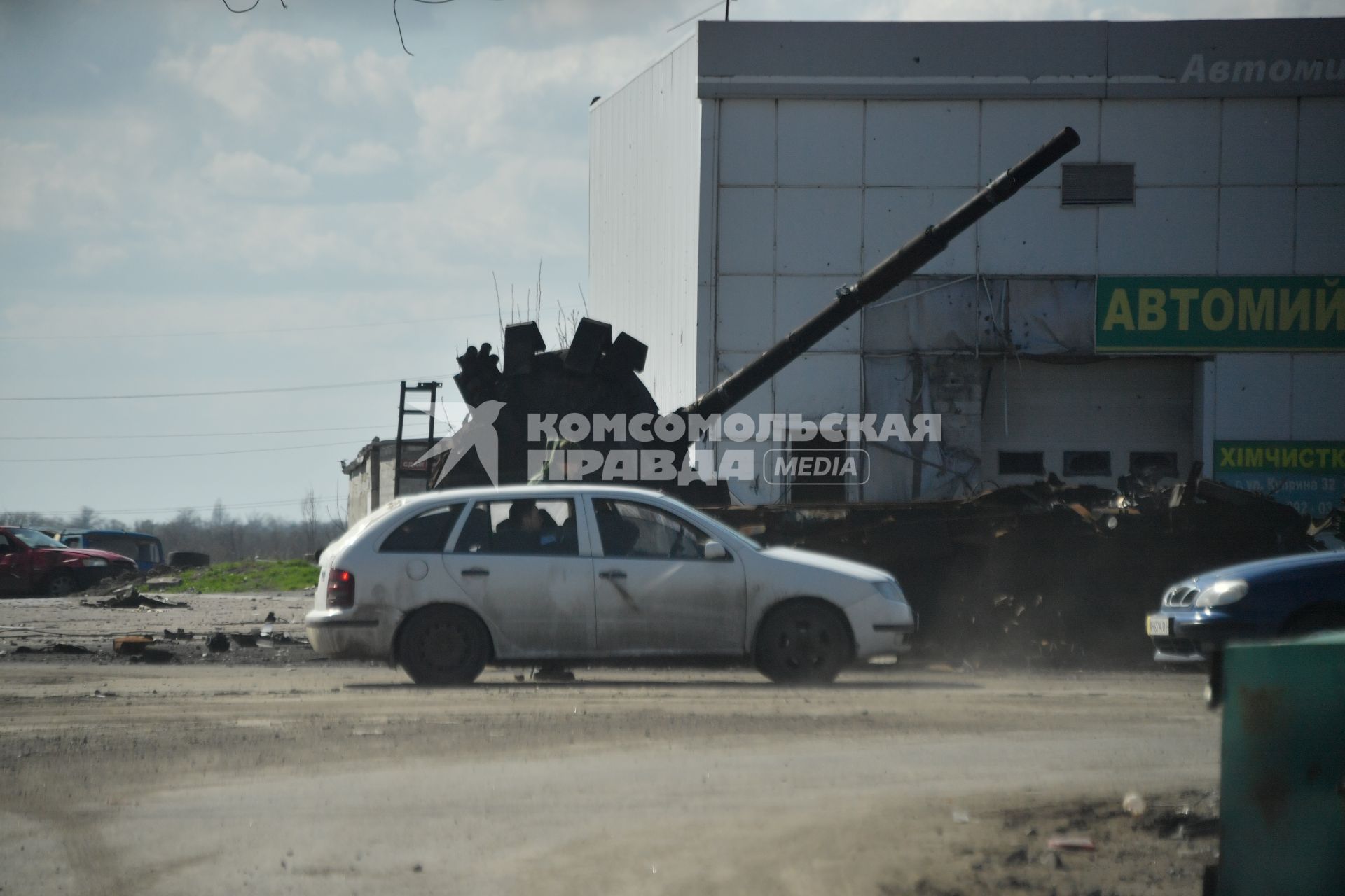 Донецкая область. г.Мариуполь. Военная техника на одной из улиц города.