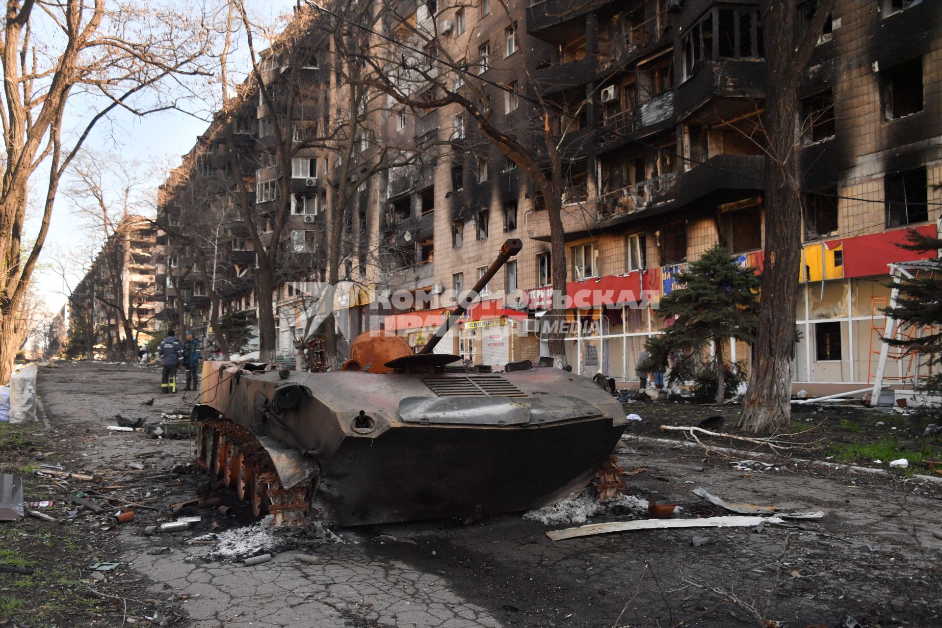 Донецкая область. г.Мариуполь. Военная техника на одной из улиц города.