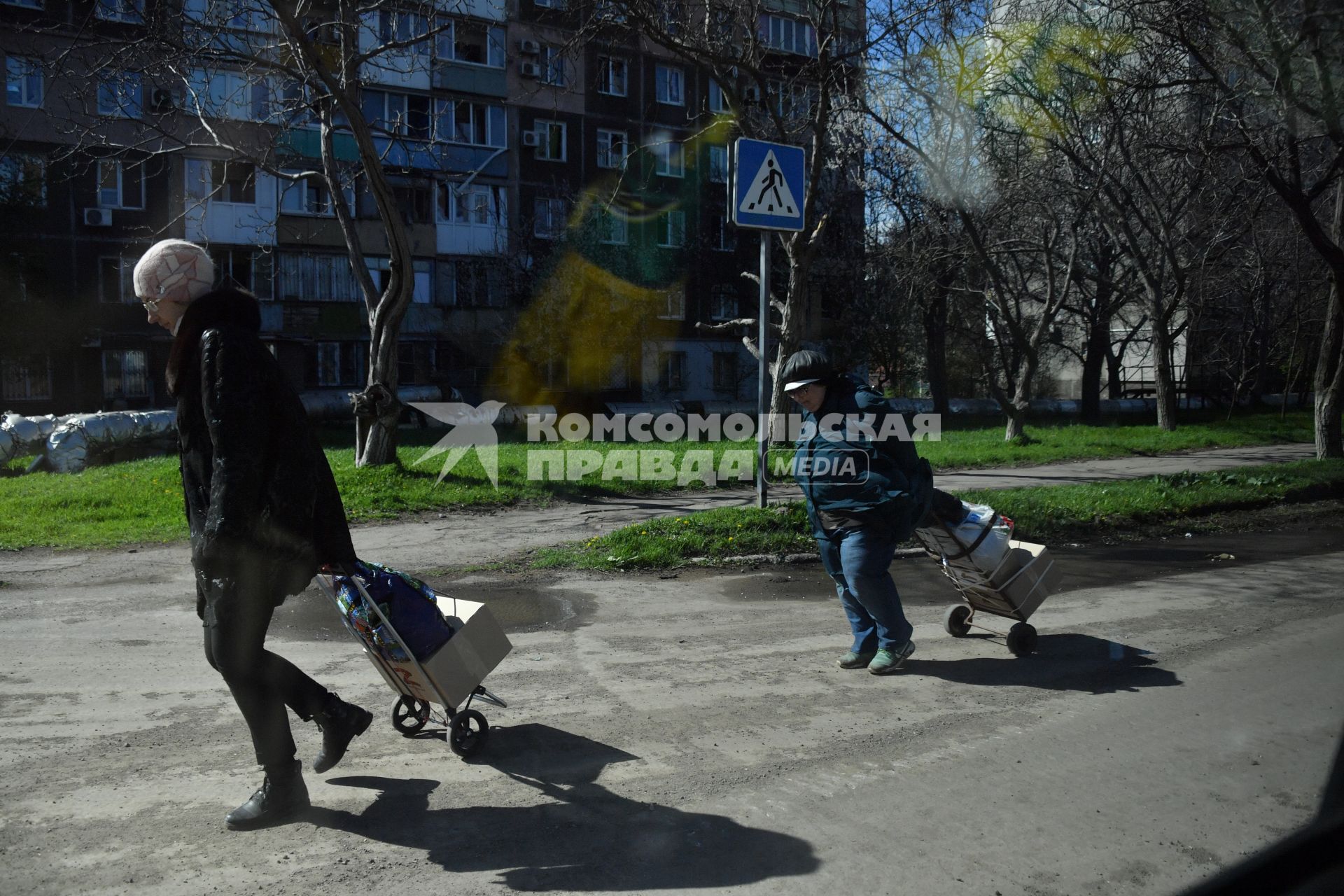 Донецкая область. г.Мариуполь. Люди на одной из улиц города.