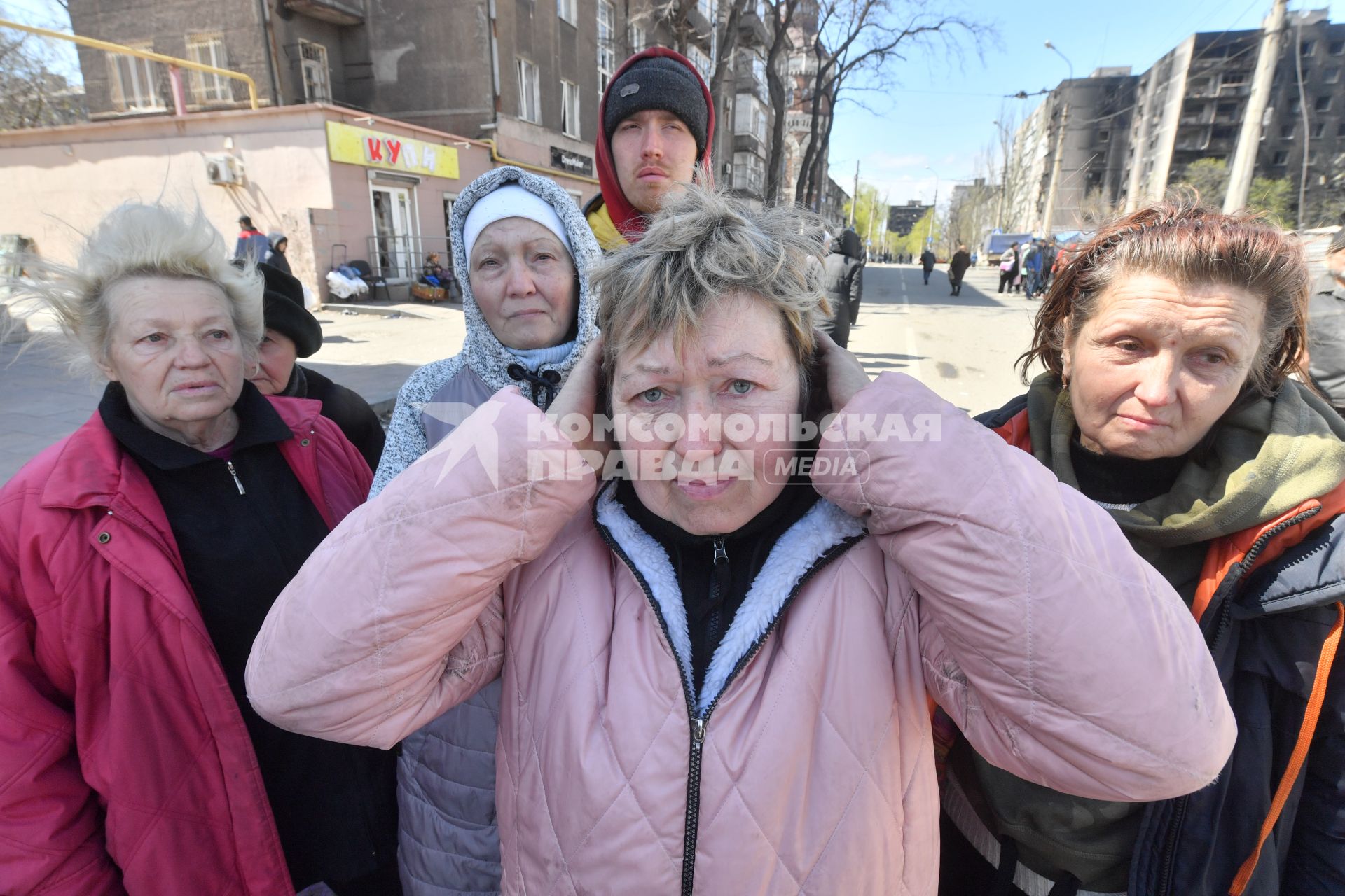 Донецкая область. г.Мариуполь. Люди в разрушенной в результате боев центральной части города.