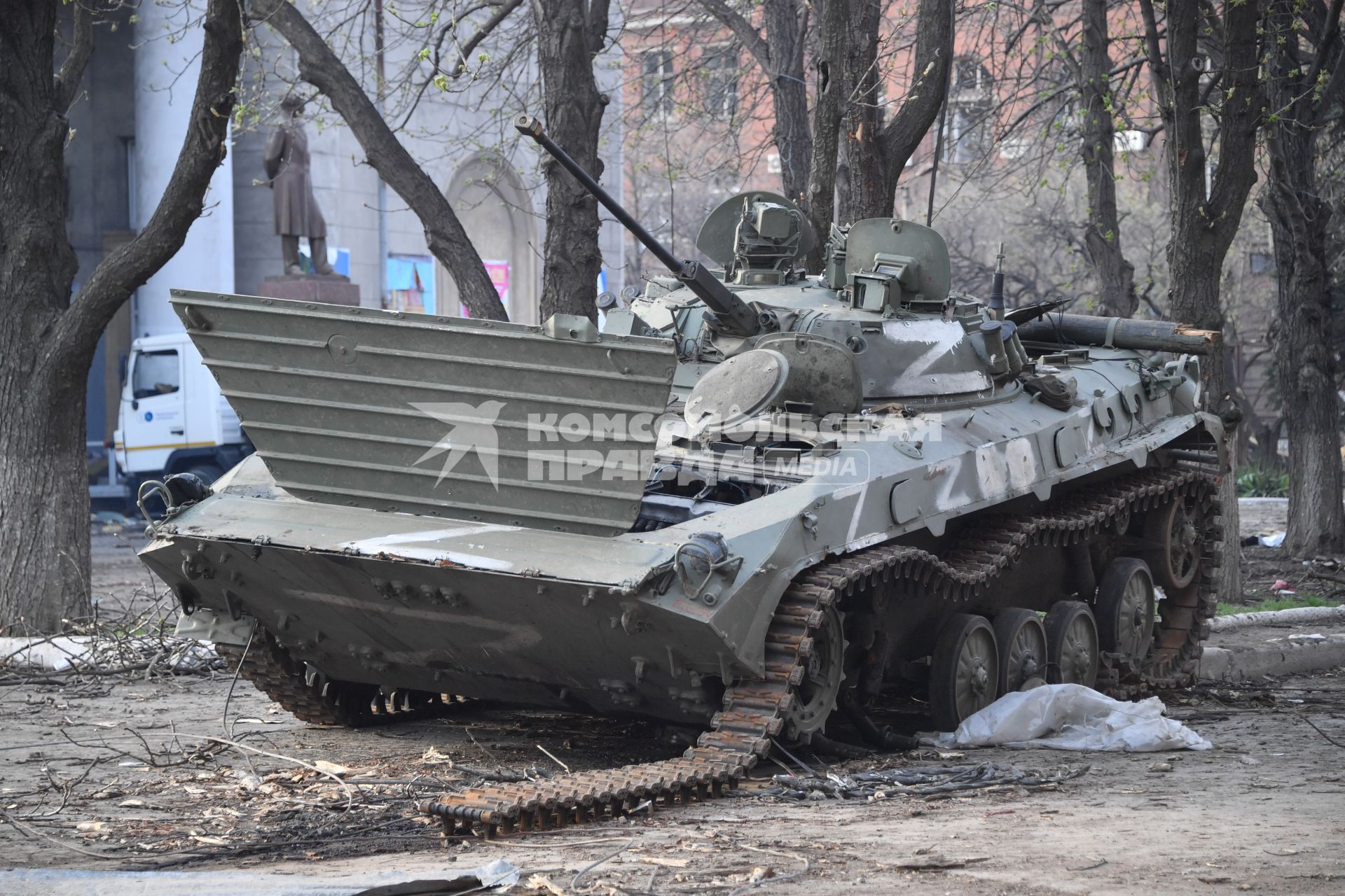 Донецкая область. г.Мариуполь. Военная техника, поврежденная во время боевых действий, на одной из улиц города.