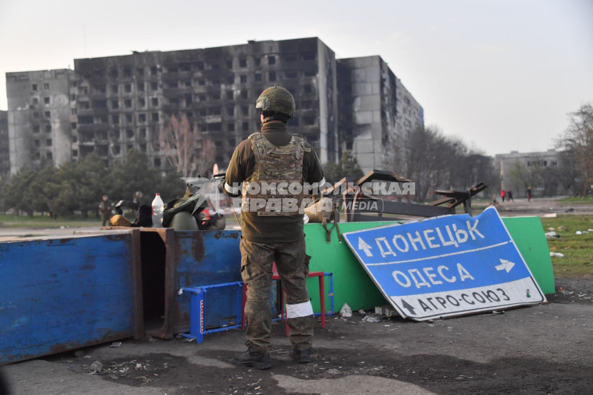 Донецкая область. г.Мариуполь. Военнослужащий Народной милиции ДНР на одной из улиц.