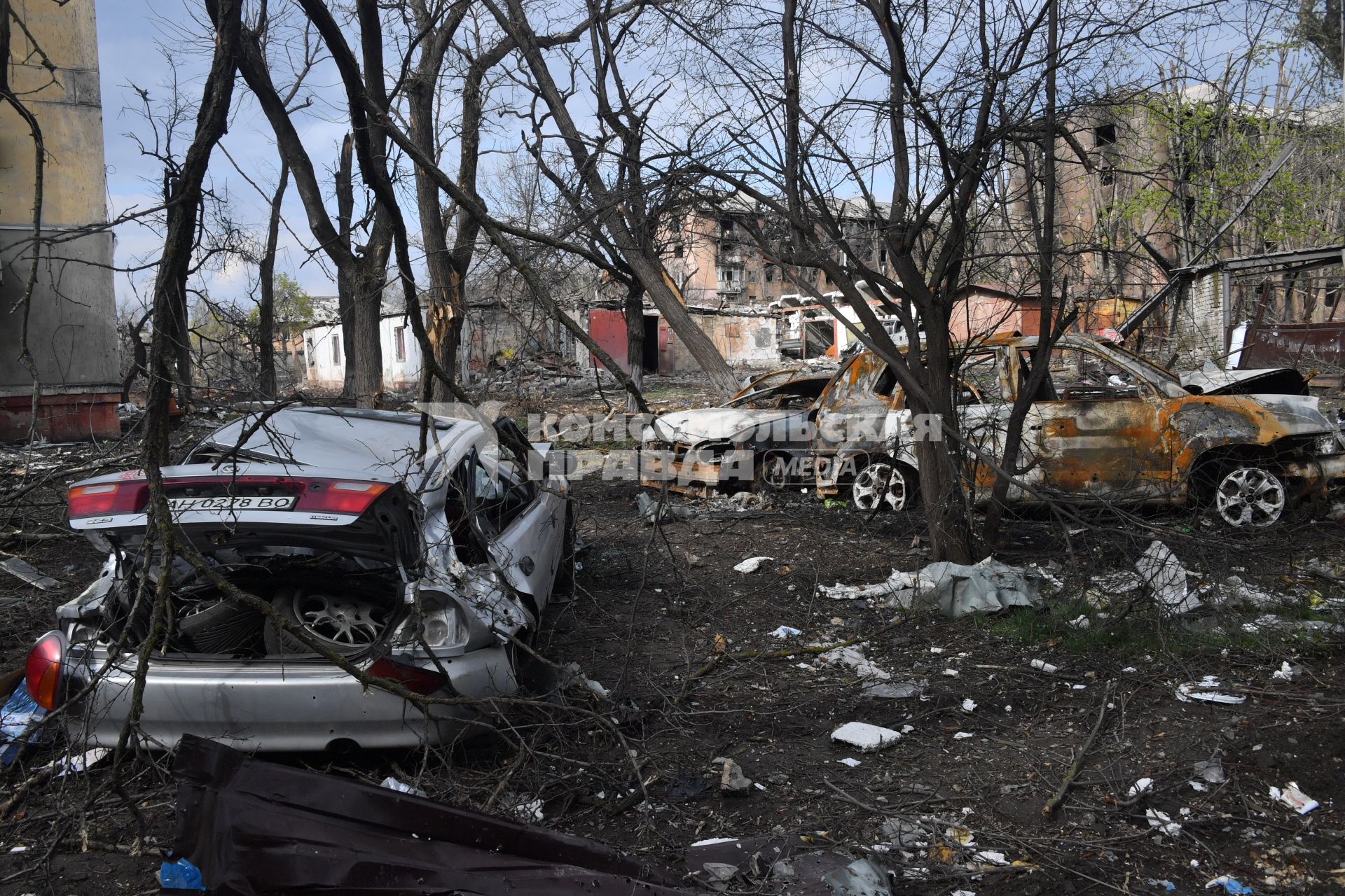 Донецкая область. г.Мариуполь. Автомобили на одной из улиц города, пострадавшие в результате обстрела.