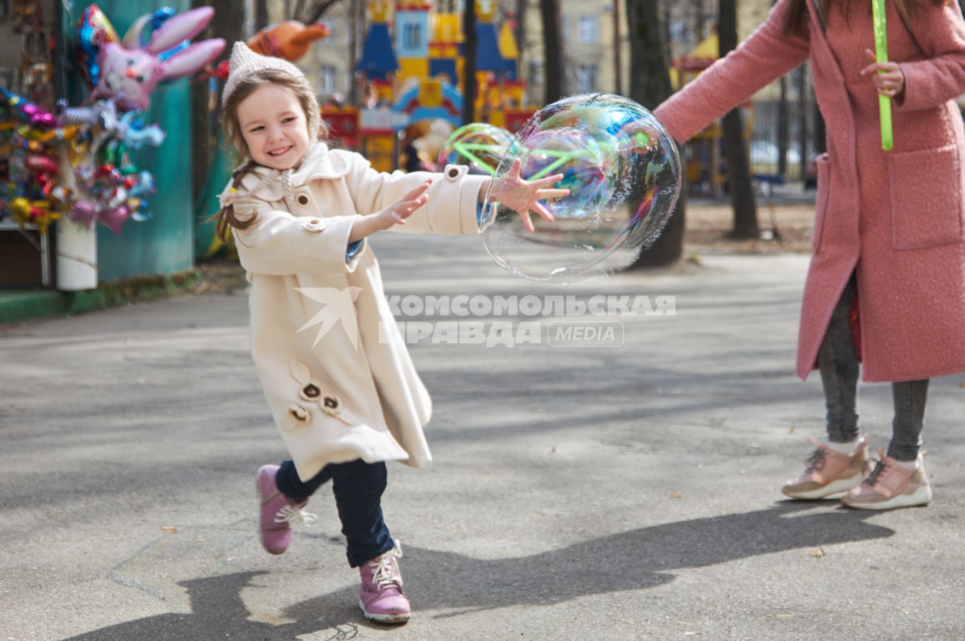 Пермь.  Женщина с девочкой  гуляют в парке.