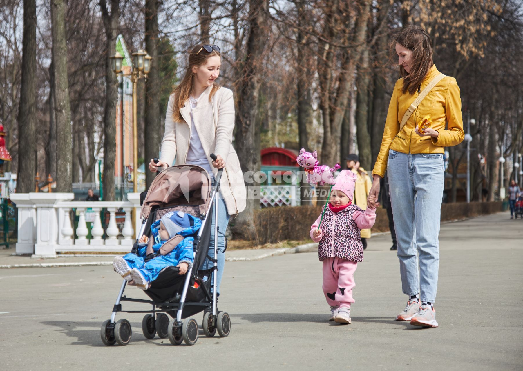 Пермь.  Женщины с детьми  гуляют в парке.