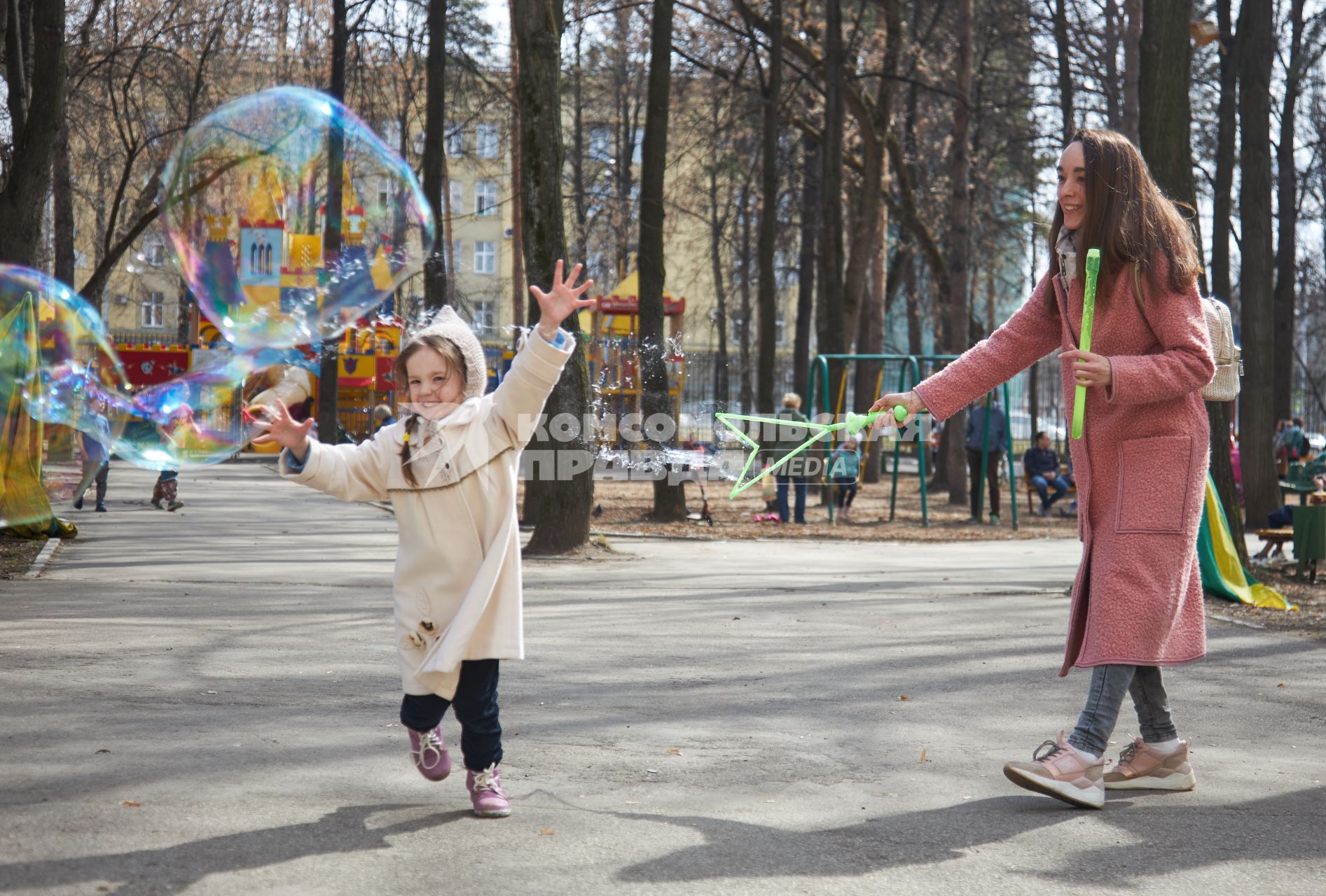 Пермь.  Женщина с девочкой  гуляют в парке.