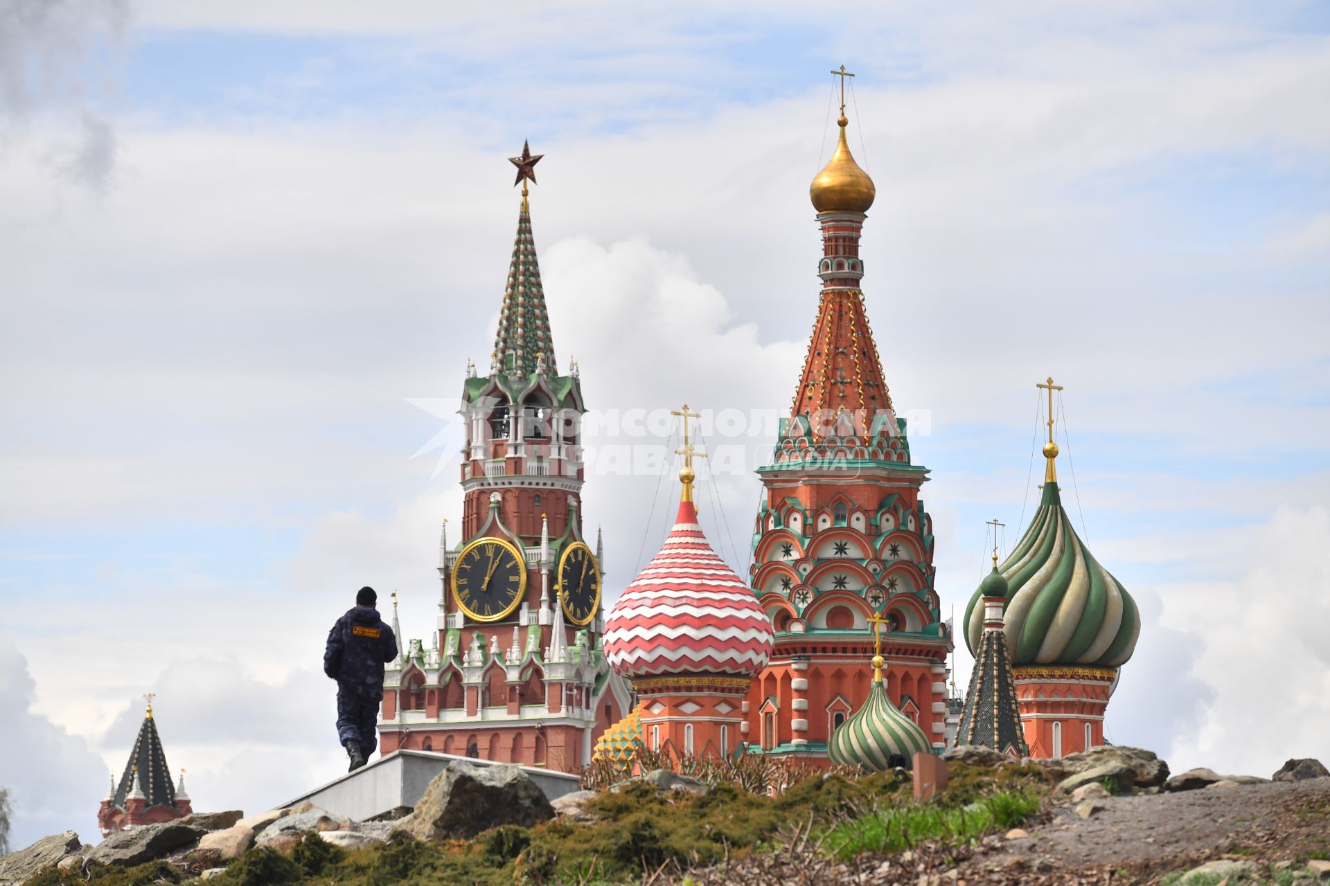 Москва. Вид на купола Храма Василия Блаженного и Спасскую башню Кремля от  парка Зарядье.