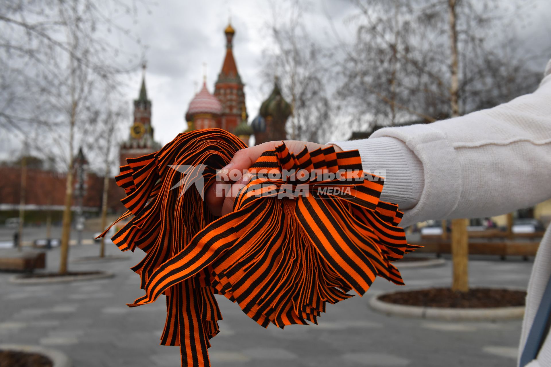 Москва. Активист Всероссийского общественного движения `Волонтеры Победы` раздает георгиевские ленточки