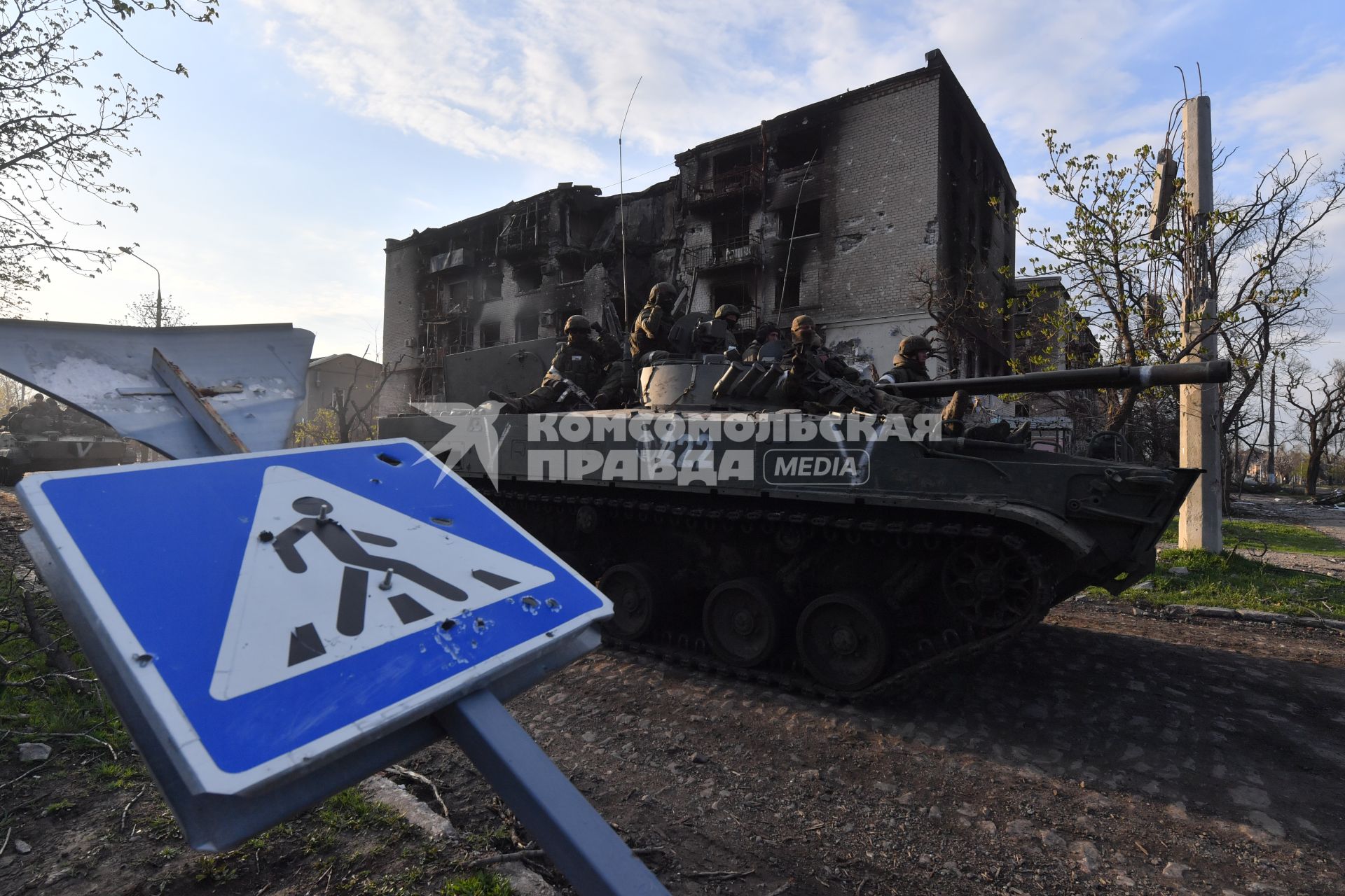 Донецкая область. г.Мариуполь. Военнослужащие на одной из улиц города.