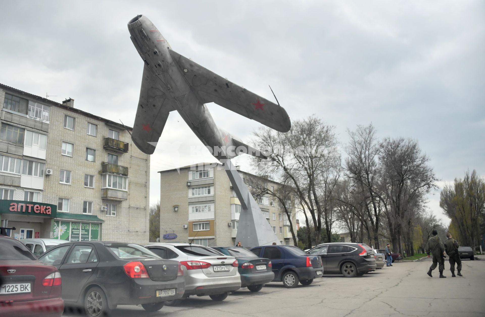 ДНР. Новоазовск. Самолет-памятник МиГ-17 на Комсомольской площади.