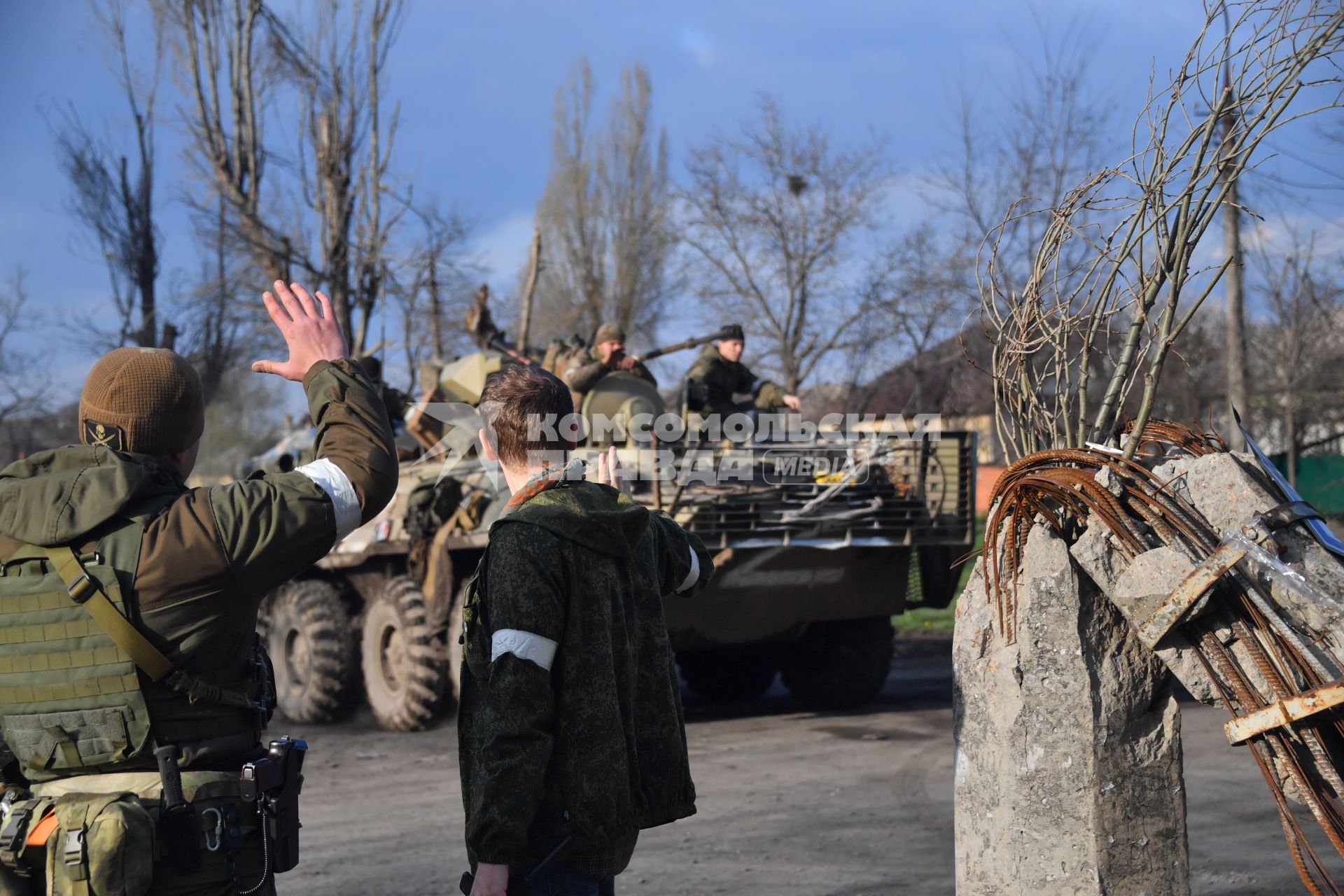 Донецкая область. г.Мариуполь. Военнослужащие на одной из улиц города.