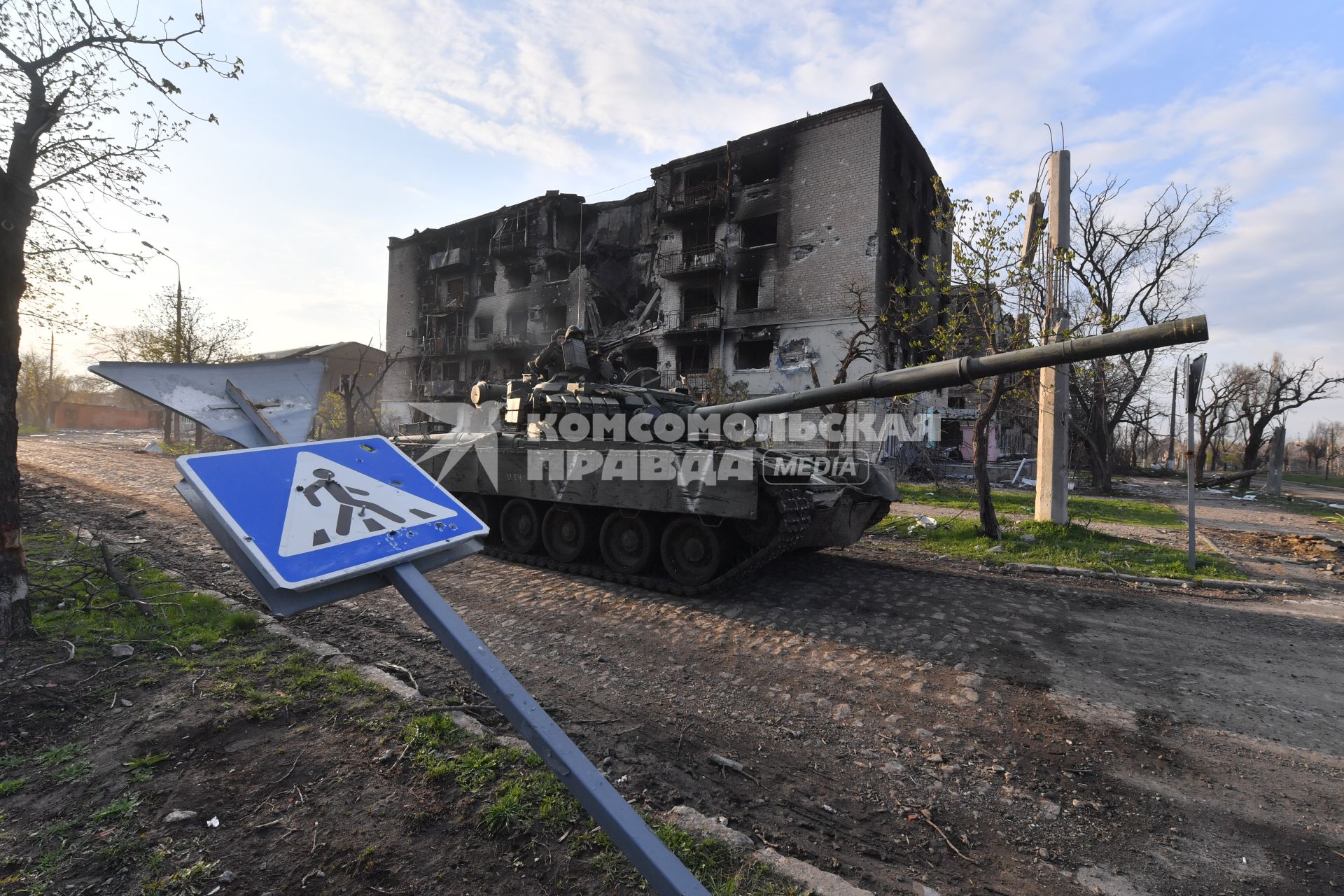 Донецкая область. г.Мариуполь. Военнослужащие на одной из улиц города.