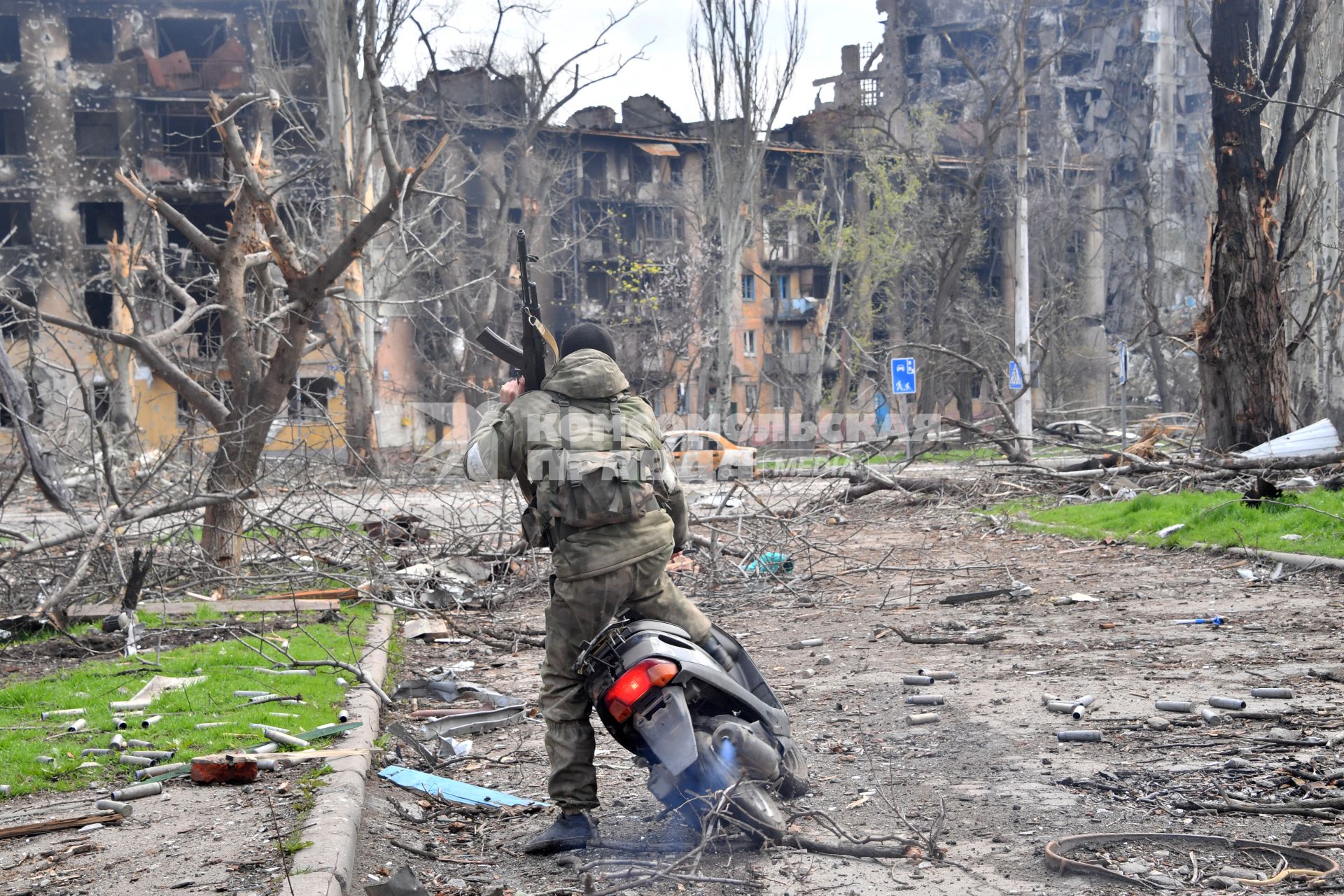 Донецкая область. г.Мариуполь. Военнослужащий на одной из улиц города.