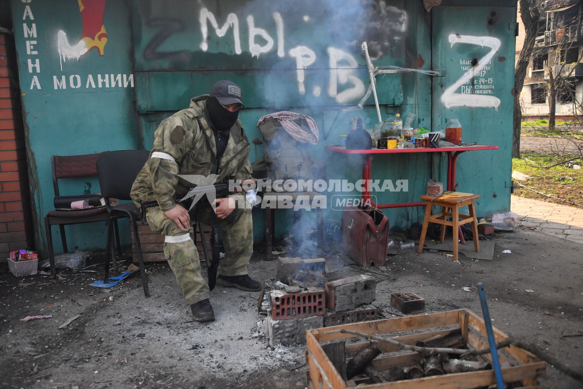 Донецкая область. г.Мариуполь. Военнослужащий на одной из улиц города.