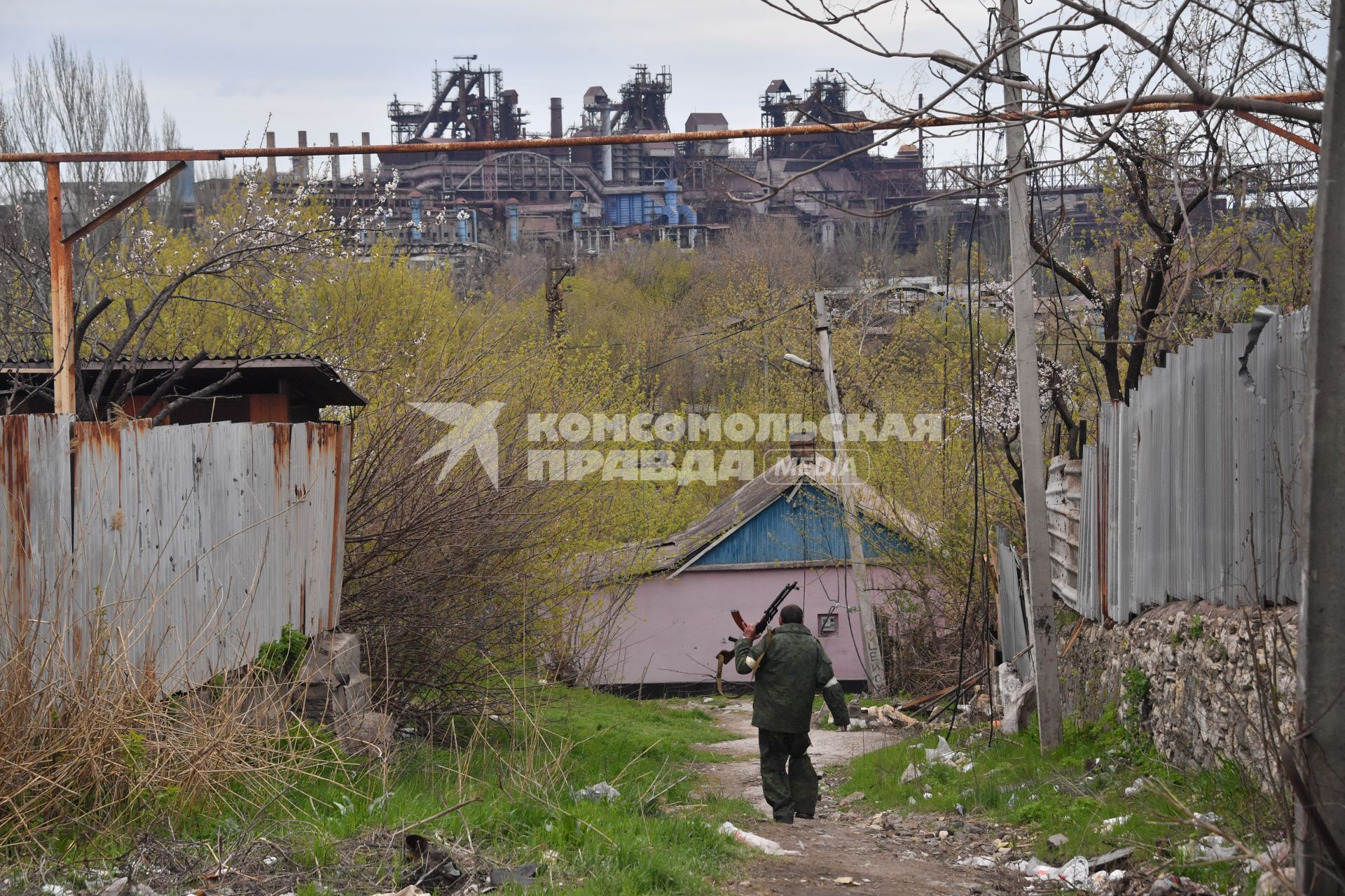 Донецкая область. г.Мариуполь.  Военнослужащий ДНР на одной из улиц  города в окрестностях  завода `Азовсталь`.