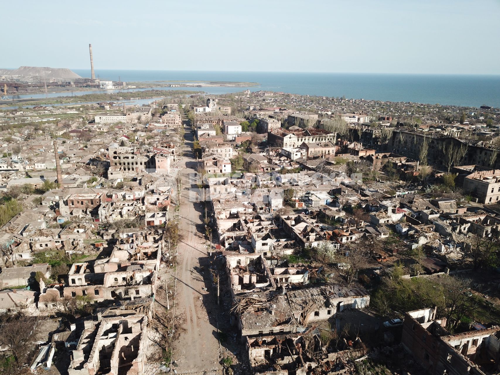 Донецкая область. г.Мариуполь. Вид сверху на разрушенный центр города после боев.