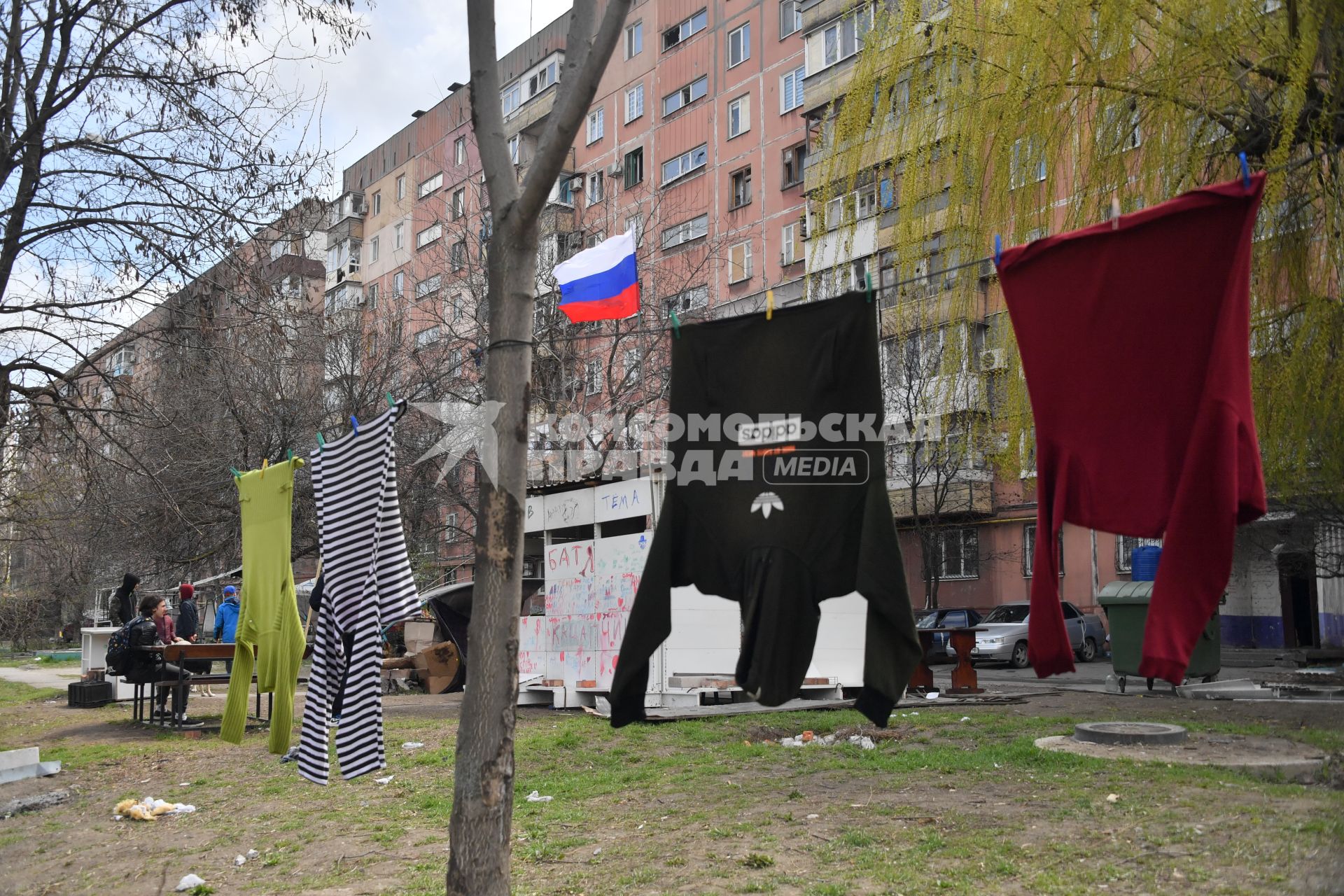 Донецкая область. г.Мариуполь.  Российский фраг в одном из дворов города.