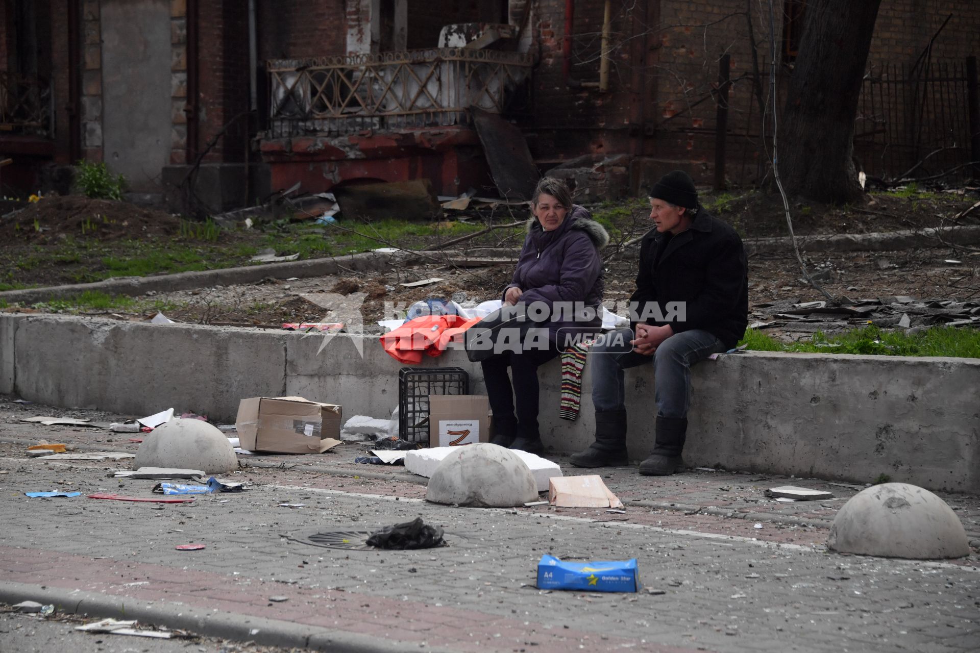 Донецкая область. г.Мариуполь. Местные жители на улице города.