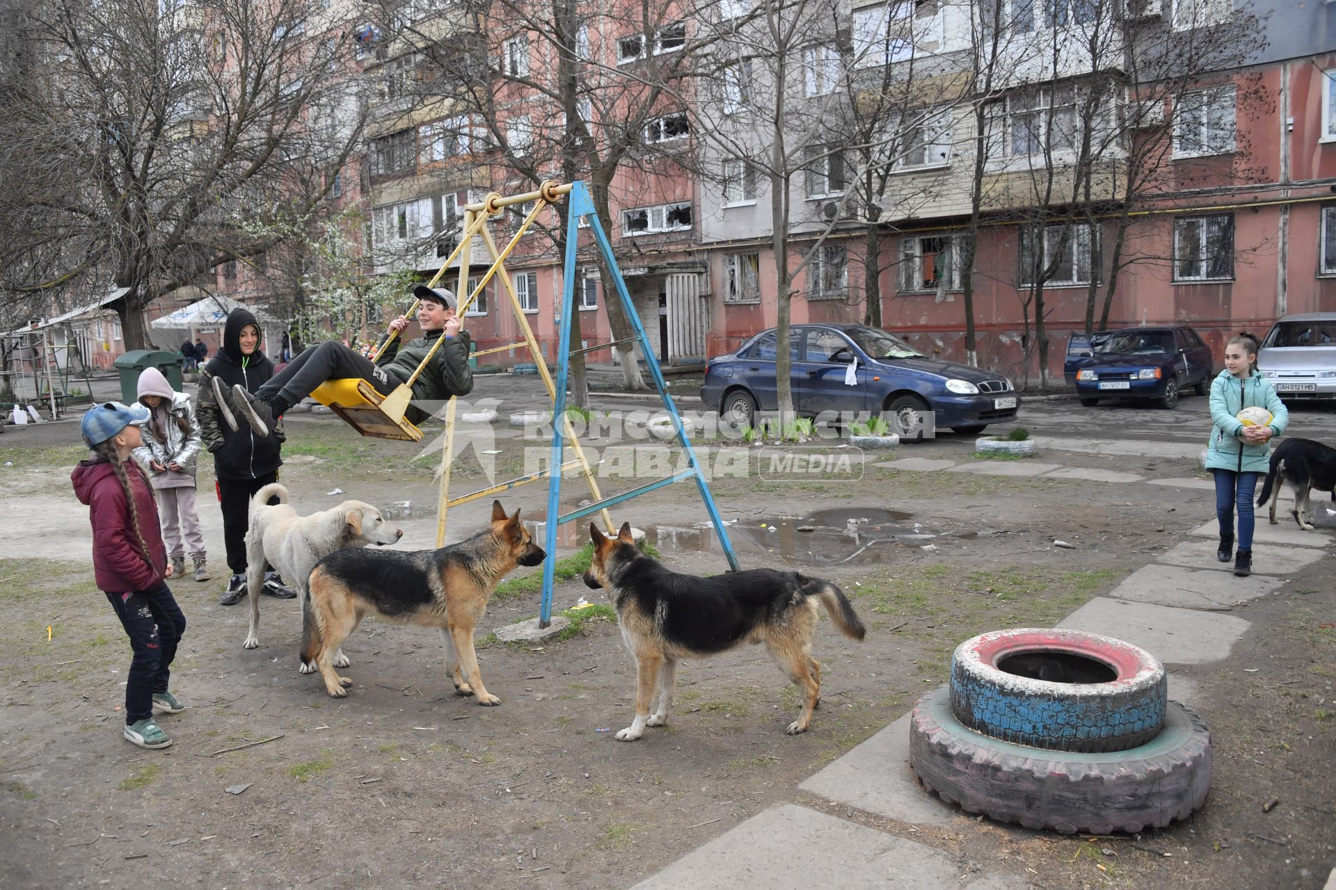 Донецкая область. г.Мариуполь. Дети играют в одном из дворов города.